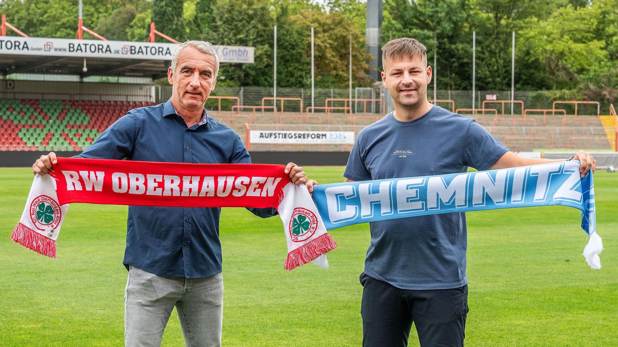Im Rahmen der Aufstiegsinitiative spielten Rot-Weiß Oberhausen und der FC Chemnitz gegeneinander (5:1 für RWO), unter dem Motto „das Nichtaufstiegsspiel.“ Ziel war es, weitere Aufmerksamkeit auf die Initiative zu lenken. Links im Bild Marcus Uhlig, rechts Tommy Haeder, Sprecher der Initiative Aufstiegsreform 2025 sowie Geschäftsstellenleiter bei Chemnitz.