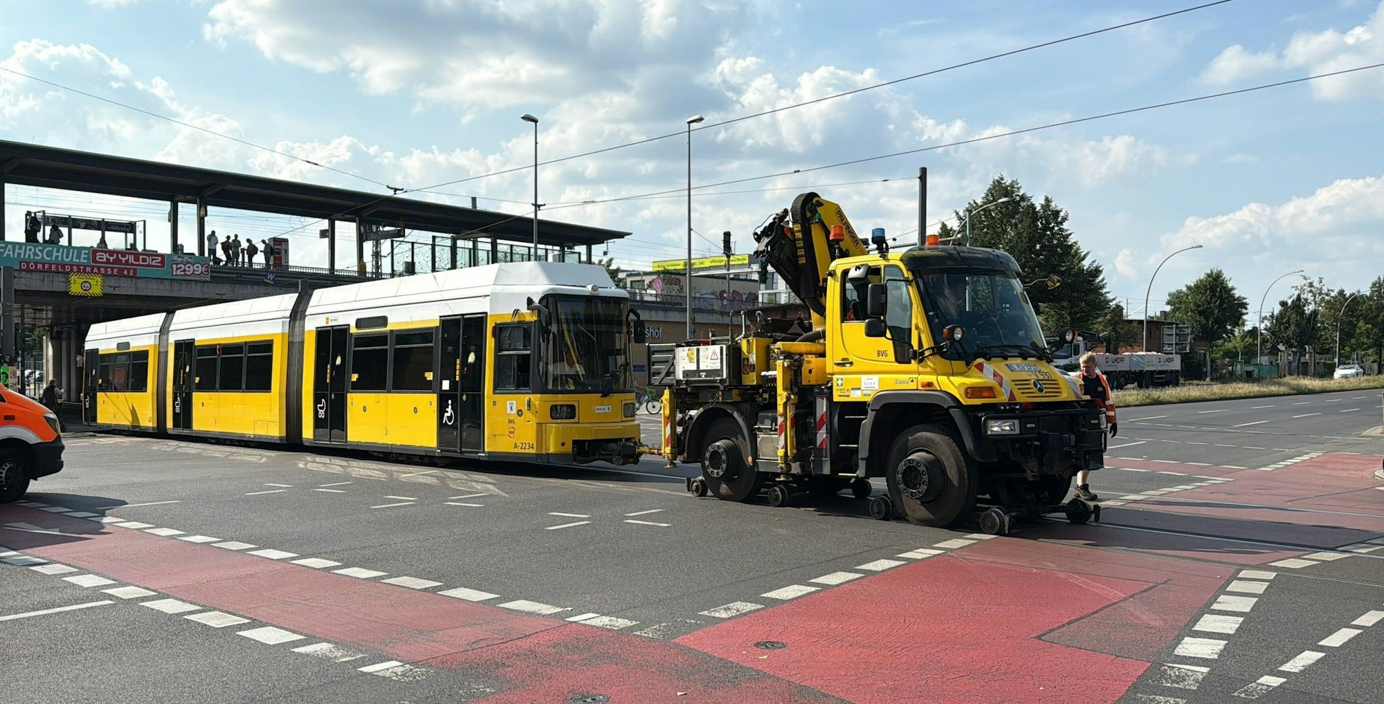 Eine Straßenbahn wird am S-Bahnhof Adlershof abgeschleppt. Mehrere Straßenbahnen, die in stromlosen Abschnitten liegen geblieben waren, wurden im Laufe des Tages aus dem betroffenen Gebiet abgeschleppt.
