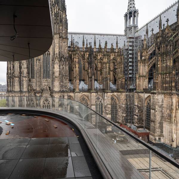 Mit Blick auf den Dom: Das neue Staffelgeschoss des Dom-Hotels.