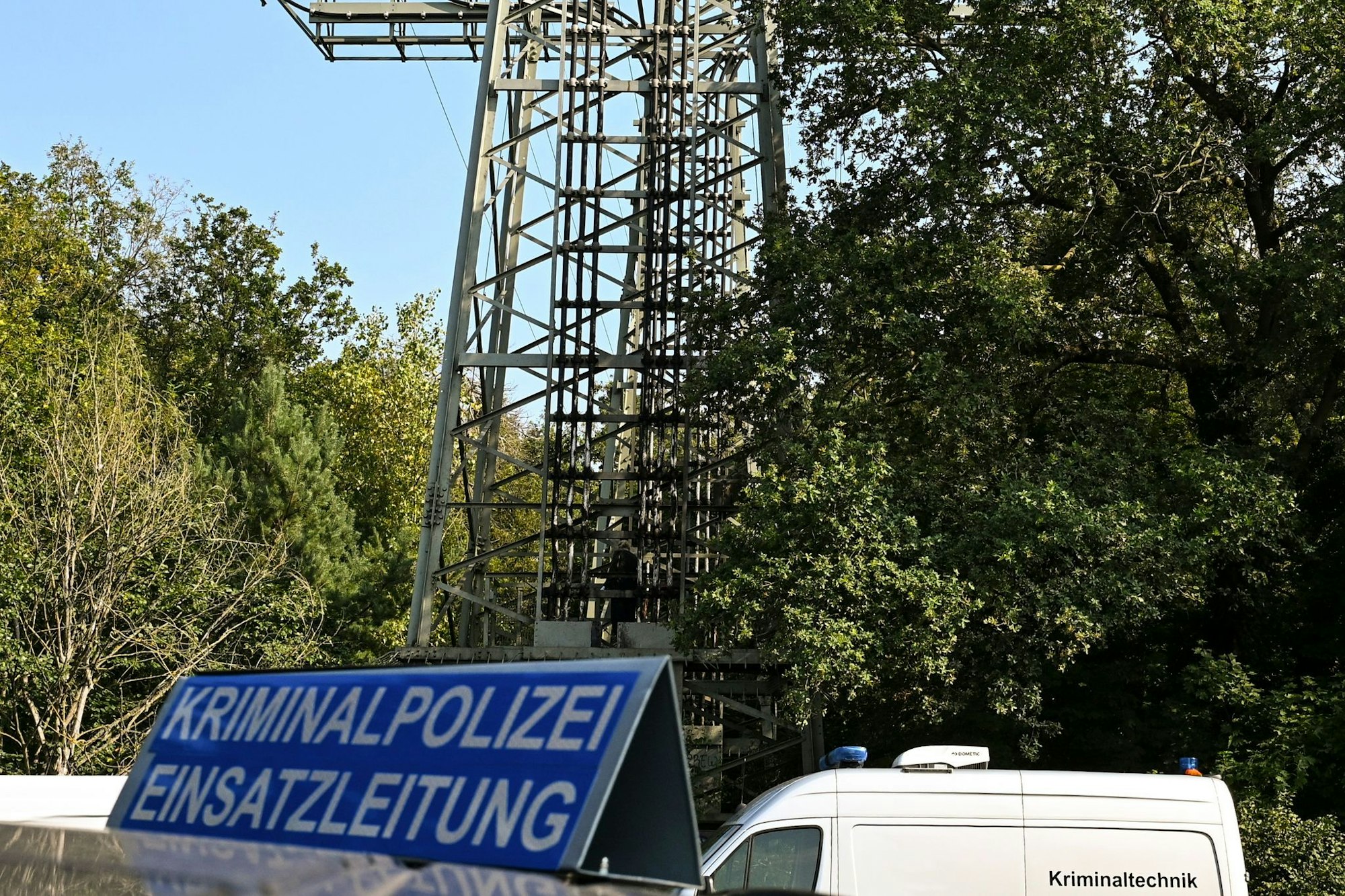 Nach dem Brandanschlag ist ein Bekennerschreiben aufgetaucht.