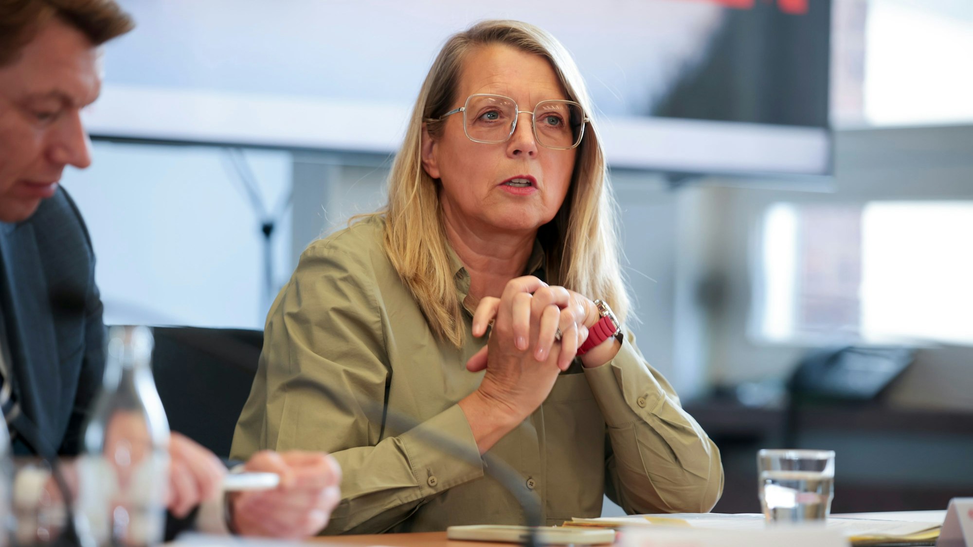 26.05.2025, Köln: PK der Stadt Köln zur Aquise von Wahlhelfern im Konrad -Adenauer-Saa im Kölner Historischen Rathaus. .Dirk Käsbach Leiter des Amts "Bürgerdienste" der Stadt Köln und Stadtdirektorin und Wahlleiterin Andrea Blome..Foto:Dirk Borm