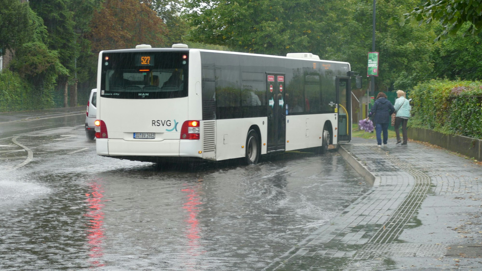 An der Haltestelle Stoßdorf in Hennef lief, wie immer bei Regen, die Bushaltebucht voll.