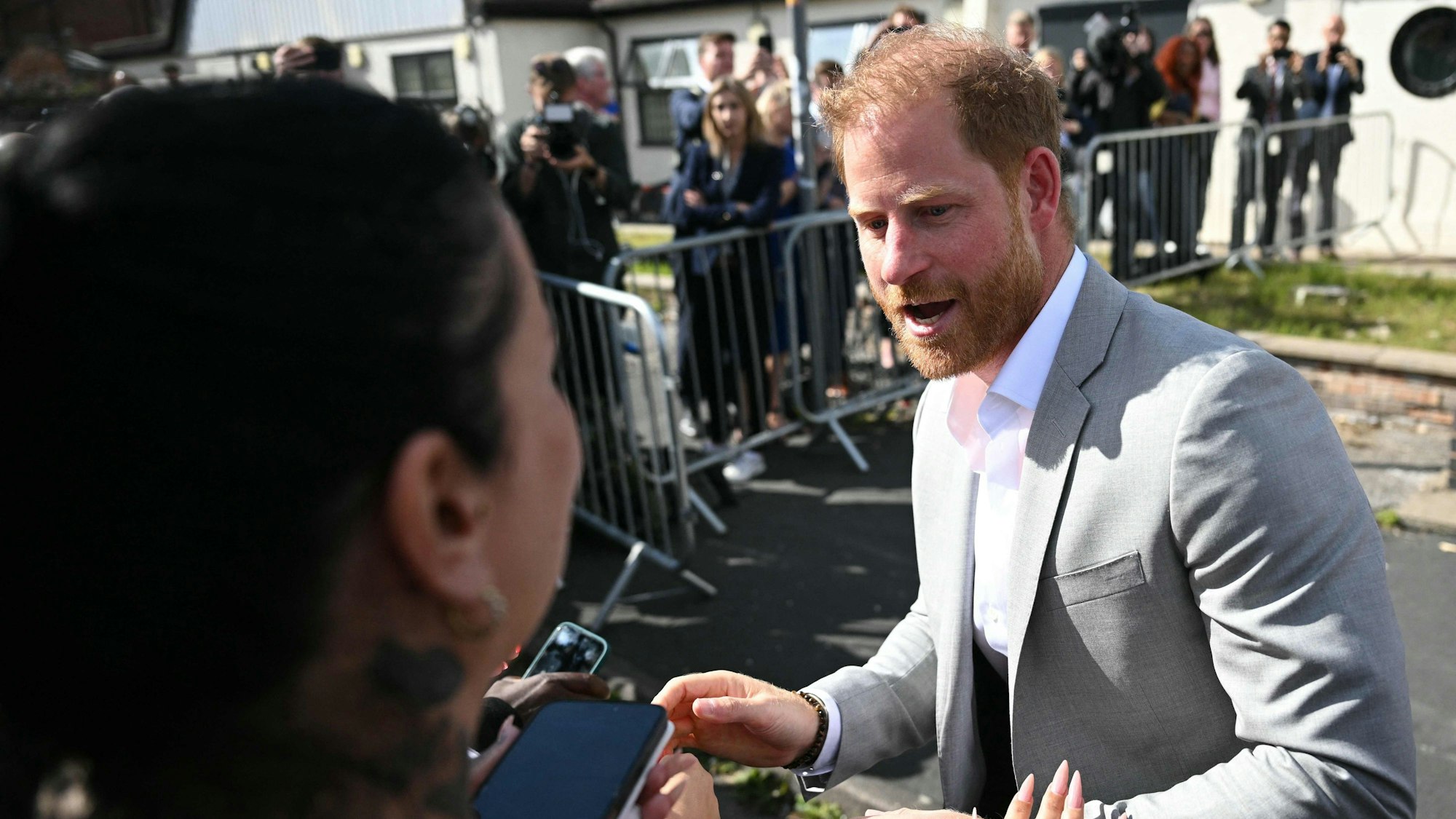 Prinz Harry spricht mit Royal-Fans.