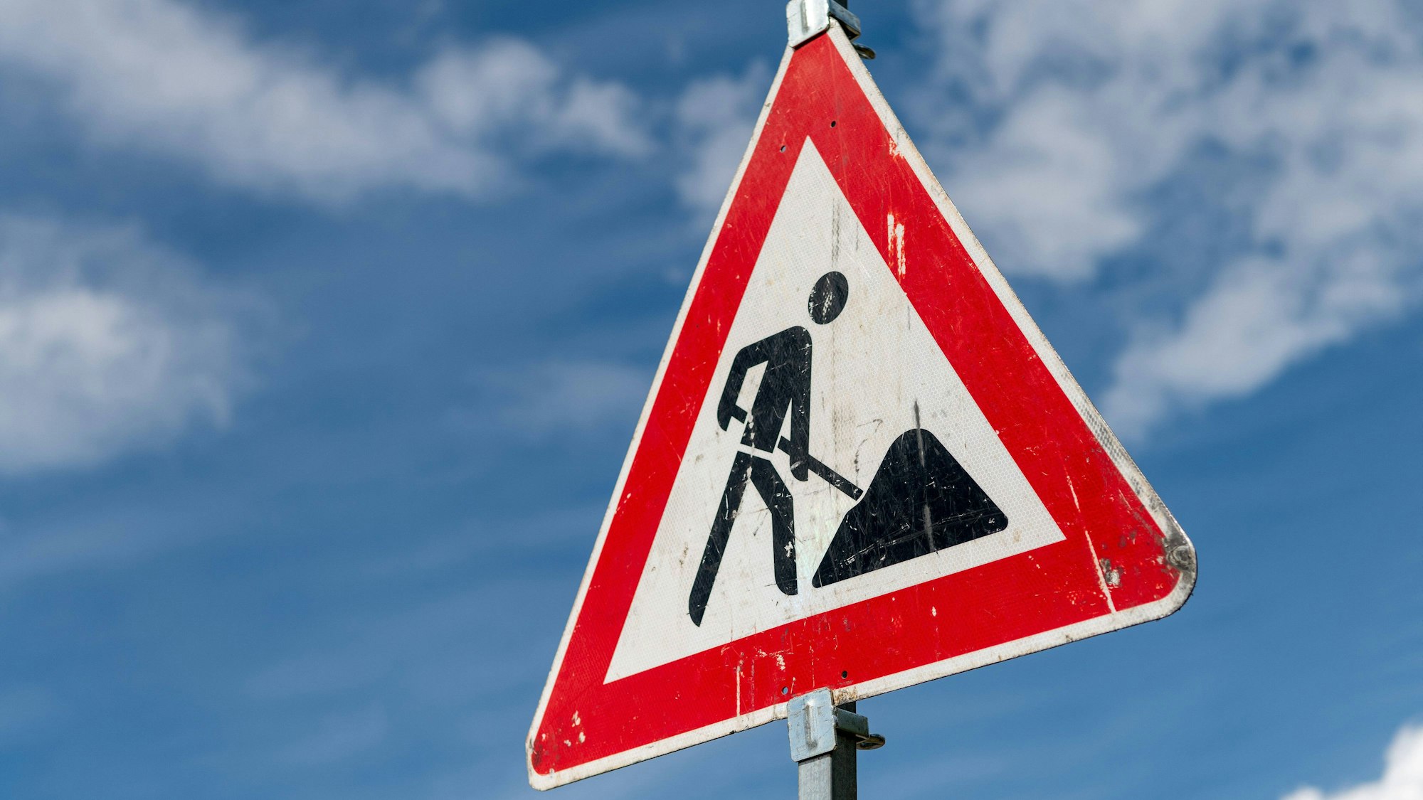 Verkehrszeichen Achtung Baustelle.