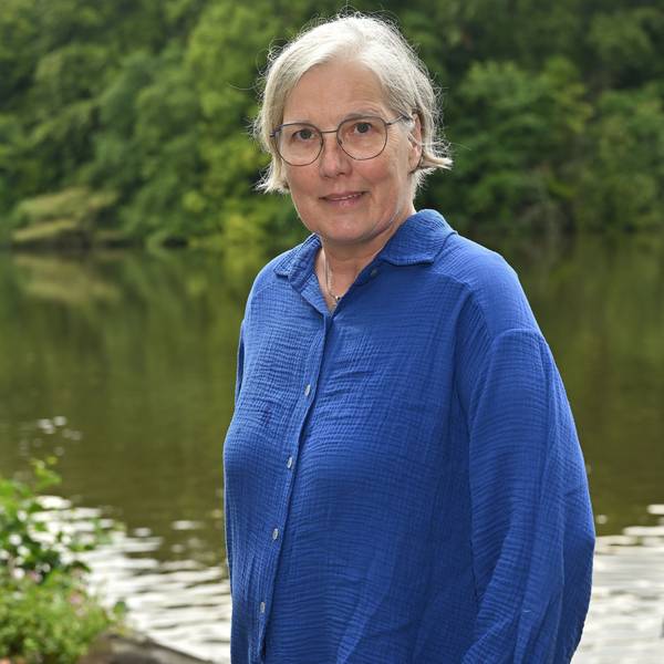 Landratskandidatin Cornelia Swillus-Knöchel (Die Linke) steht an der Saaler Mühle.