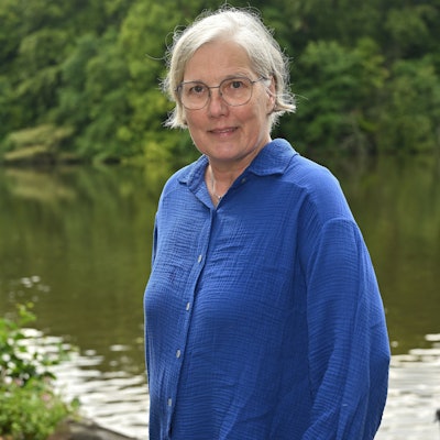 Landratskandidatin Cornelia Swillus-Knöchel (Die Linke) steht an der Saaler Mühle.