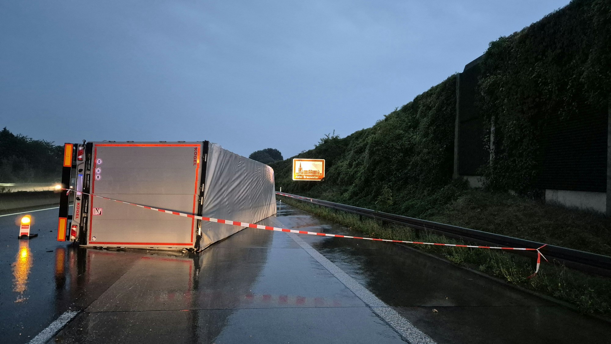 09.09.2025, Nordrhein-Westfalen, Frechen: Ein LKW liegt auf der regennassen Fahrbahn. Wegen eines umgestürzten Lastwagens gibt es auf der Autobahn 4 kilometerlange Staus. Foto: Sascha Thelen/dpa - ACHTUNG: Kfz Kennzeichen wurde aus rechtlichen Gründen gepixelt +++ dpa-Bildfunk +++