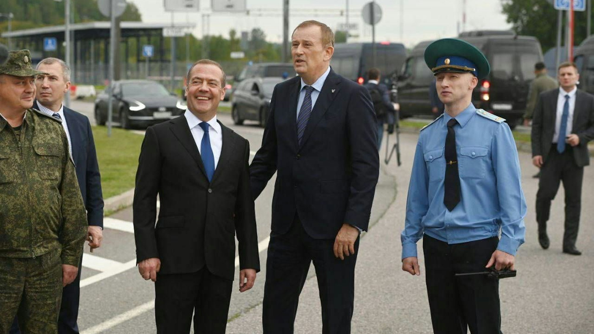 Dmitri Medwedew besucht gut gelaunt einen russischen Kontrollpunkt an der Grenze zu Finnland. (Archivbild)
