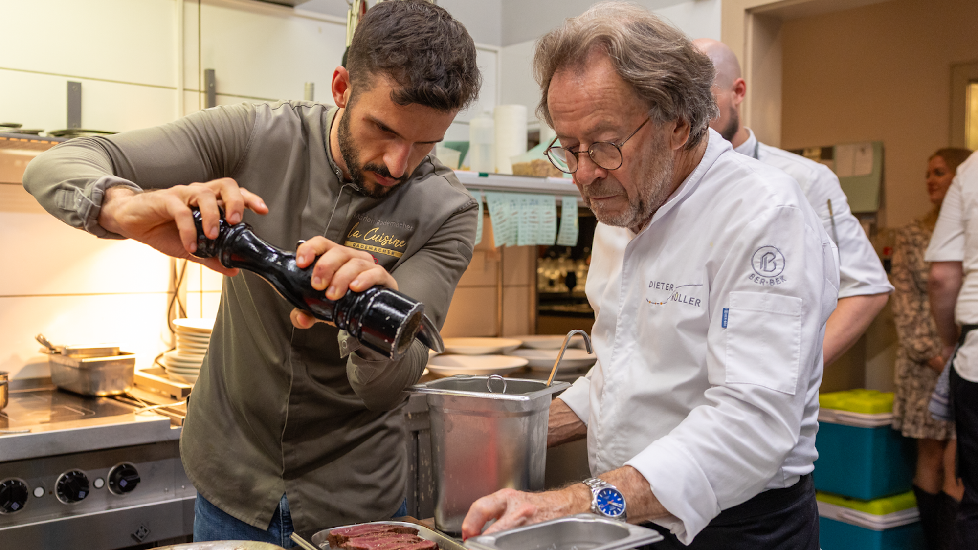 Die Sterneköche Marlon Rademacher (links) und Dieter Müller beim Kochen für ein Charity-Dinner in Rademachers Restaurant „La Cuisine“ am 5.9.25