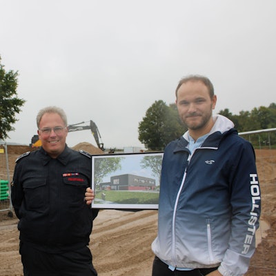 Peter Völkerath, Timo Meiländer und Thomas Pokall zeigen eine Visualisierung des neuen Gerätehauses.