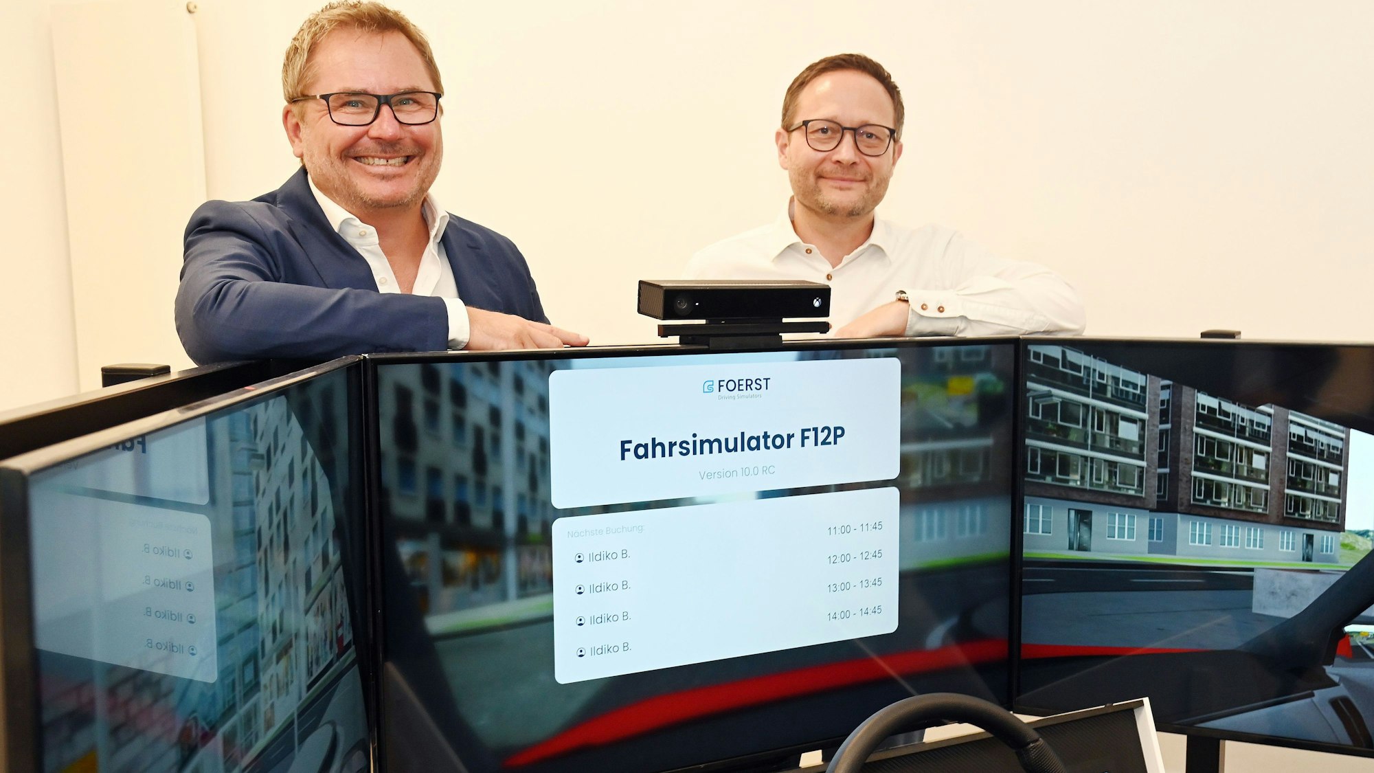 Boris Polenske und Dr. Andreas Günther und Boris Polenske von der „123-Fahrschule“ präsentieren den Fahrsimulator.