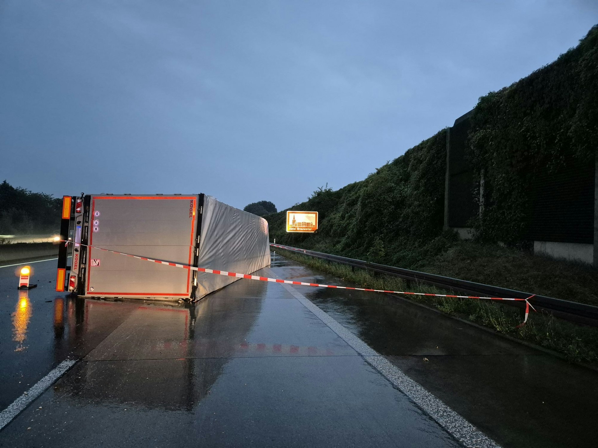Heftiger Regen im Westen von NRW: Ein Lastwagen kippt wegen Aquaplanings um.