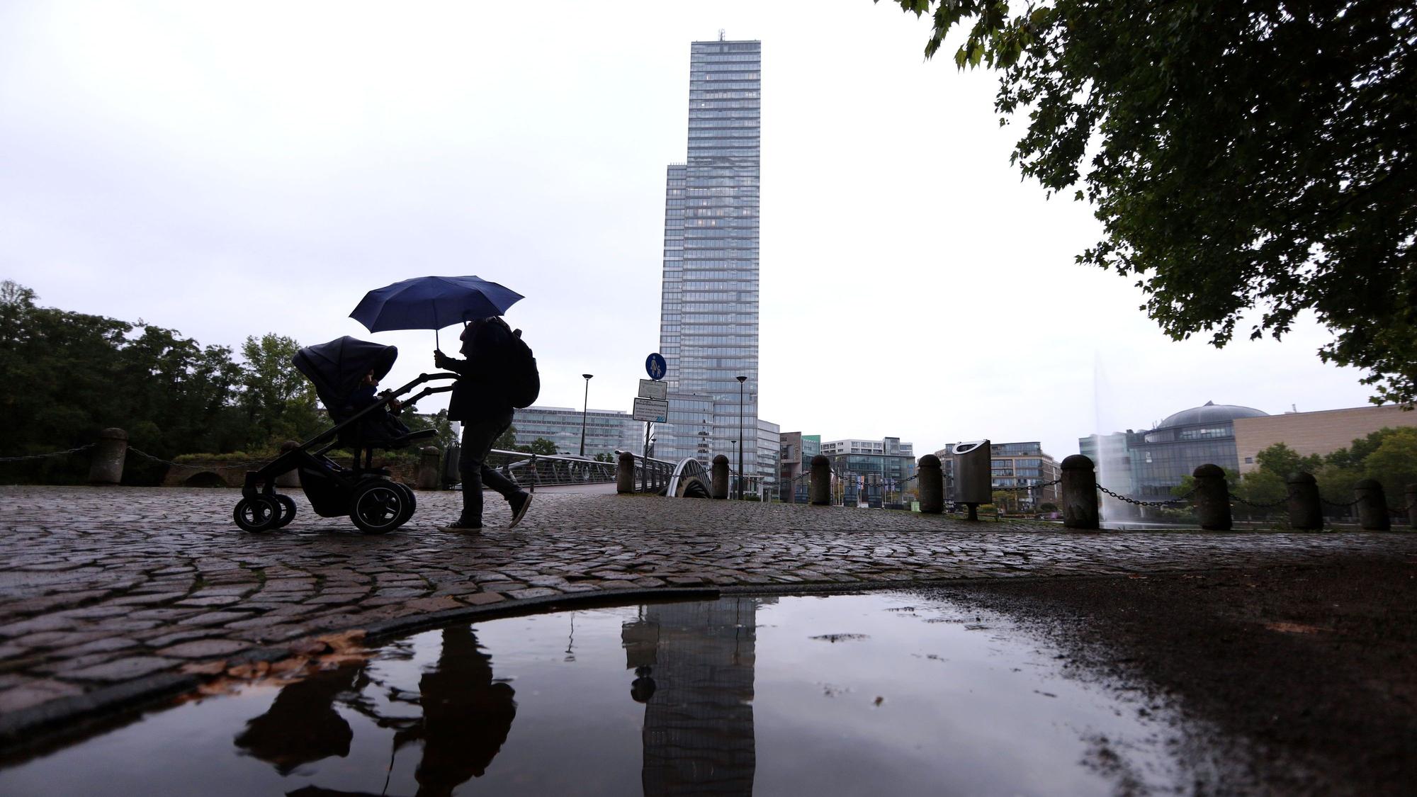 09.09.2025, Köln: Im Kölnturm, einem Hochhaus im Mediapark, wurde der Strom abgestellt, nachdem Wasser in die Elektroanlagen in der Tiefgarage eingedrungen war. In den letzten Stunden sind in Köln über 30 Liter Regen pro Quadratmeter gefallen. Foto: Arton Krasniqi