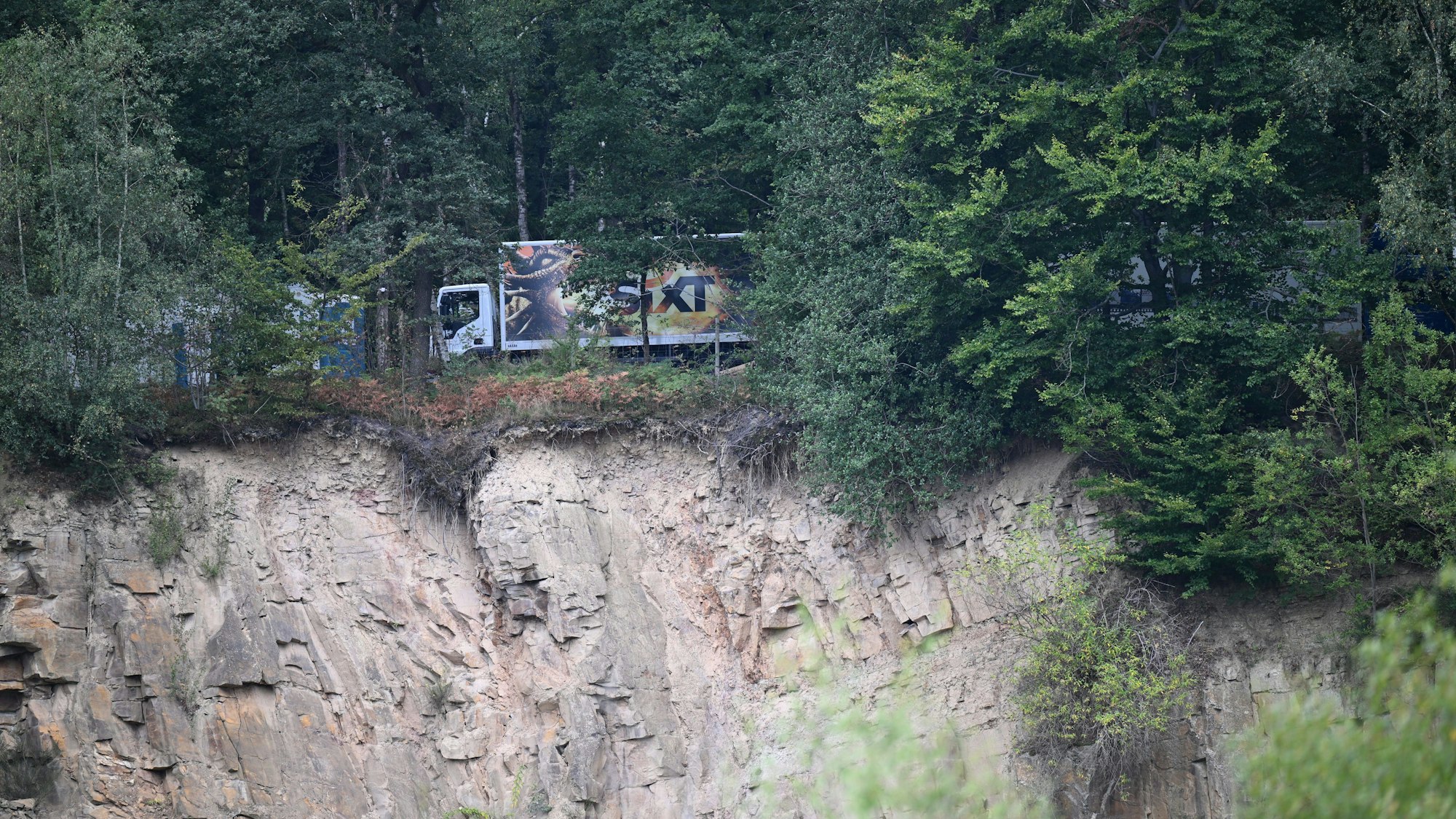 Ein Lkw im Lindlarer Steinbruch.