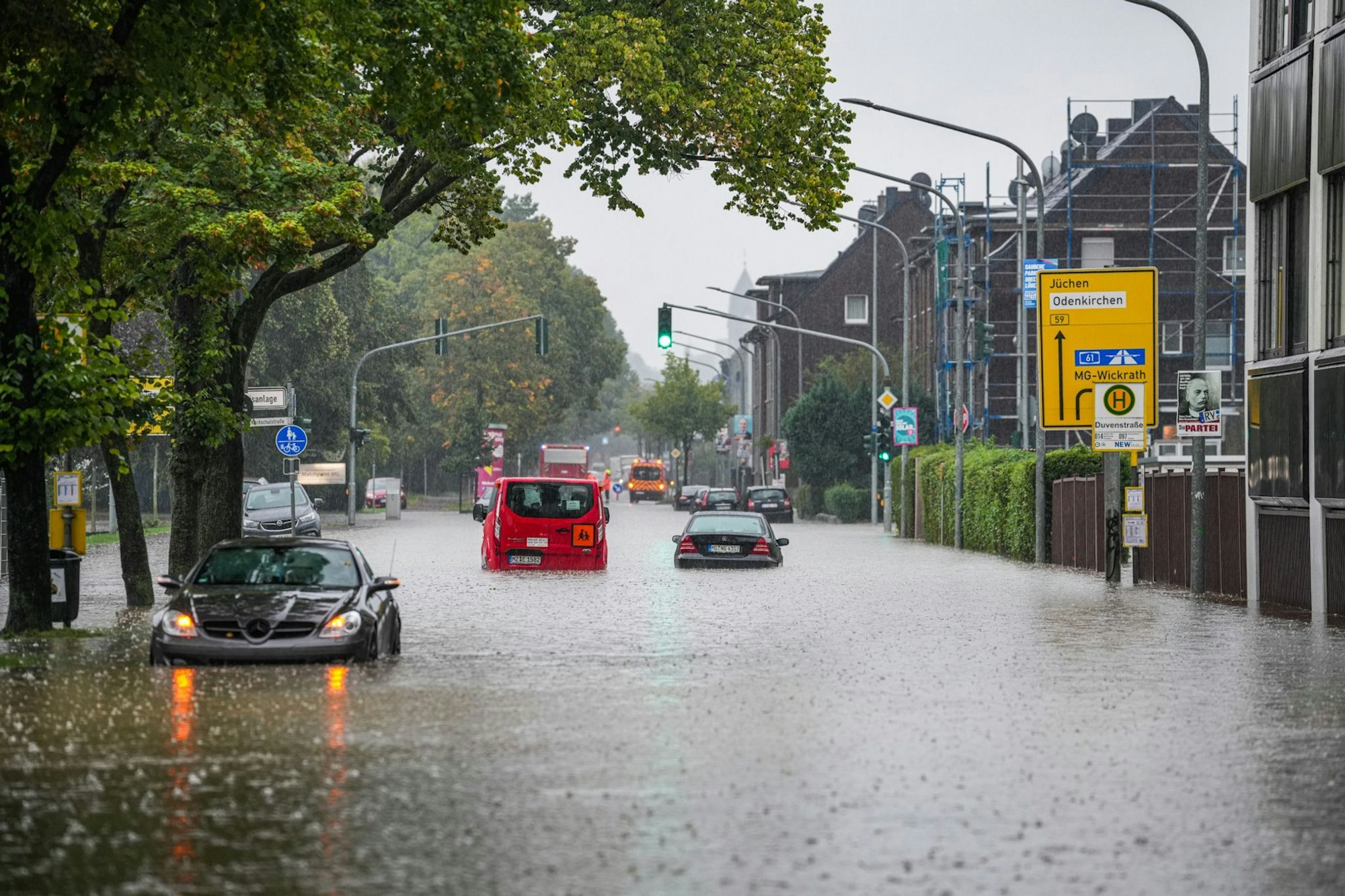 Überflutete Straßen und Keller: Die Feuerwehr in NRW ist im Großeinsatz.