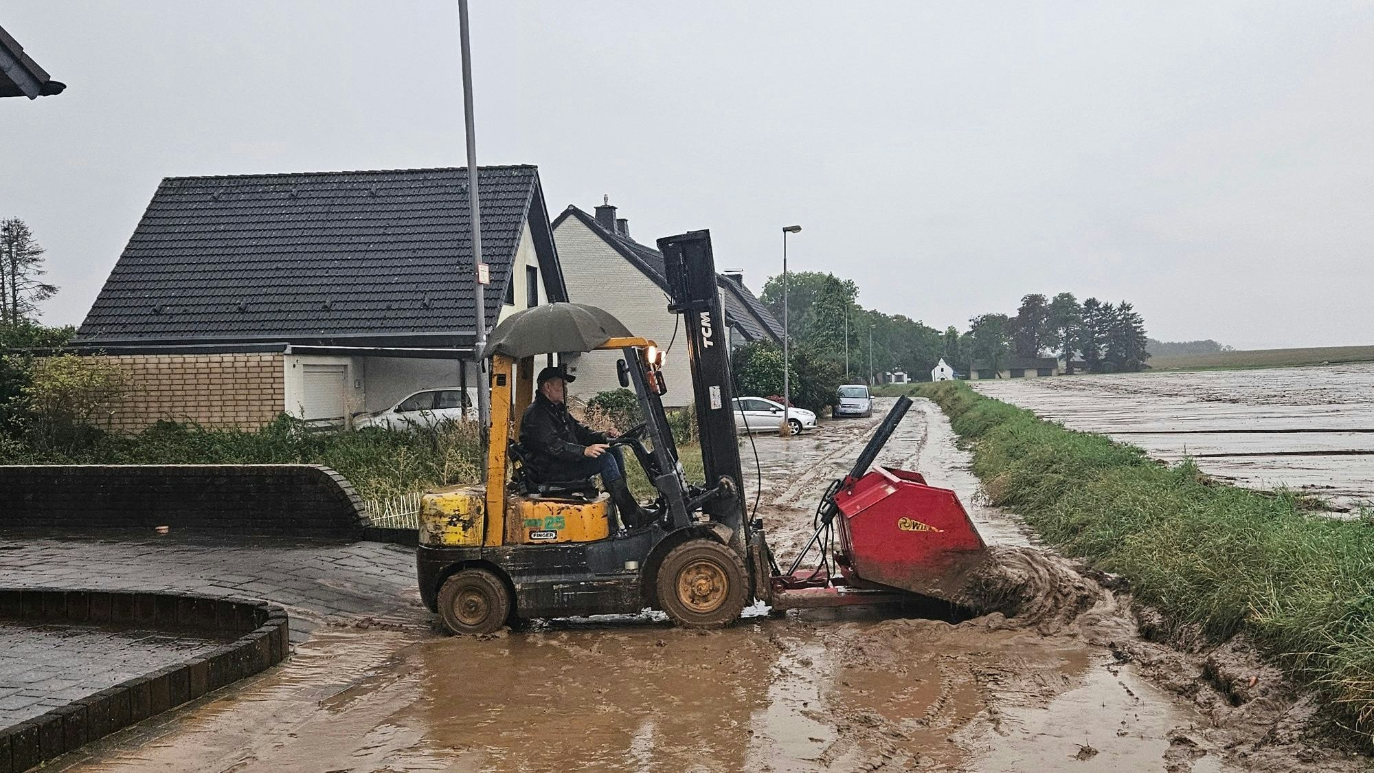 Landwirt Albert Kühl schob mit einem Radlader Erdreich, das von einem Acker heruntergespült worden war, von der Straße.