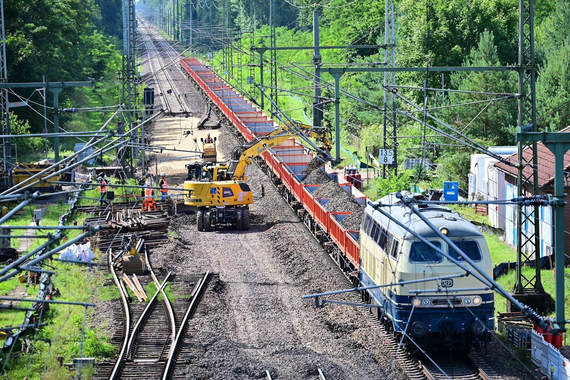 Im August begannen die Modernisierungsarbeiten auf der Strecke Hamburg-Berlin, die dafür bis April 2026 gesperrt ist. (Archivbild)