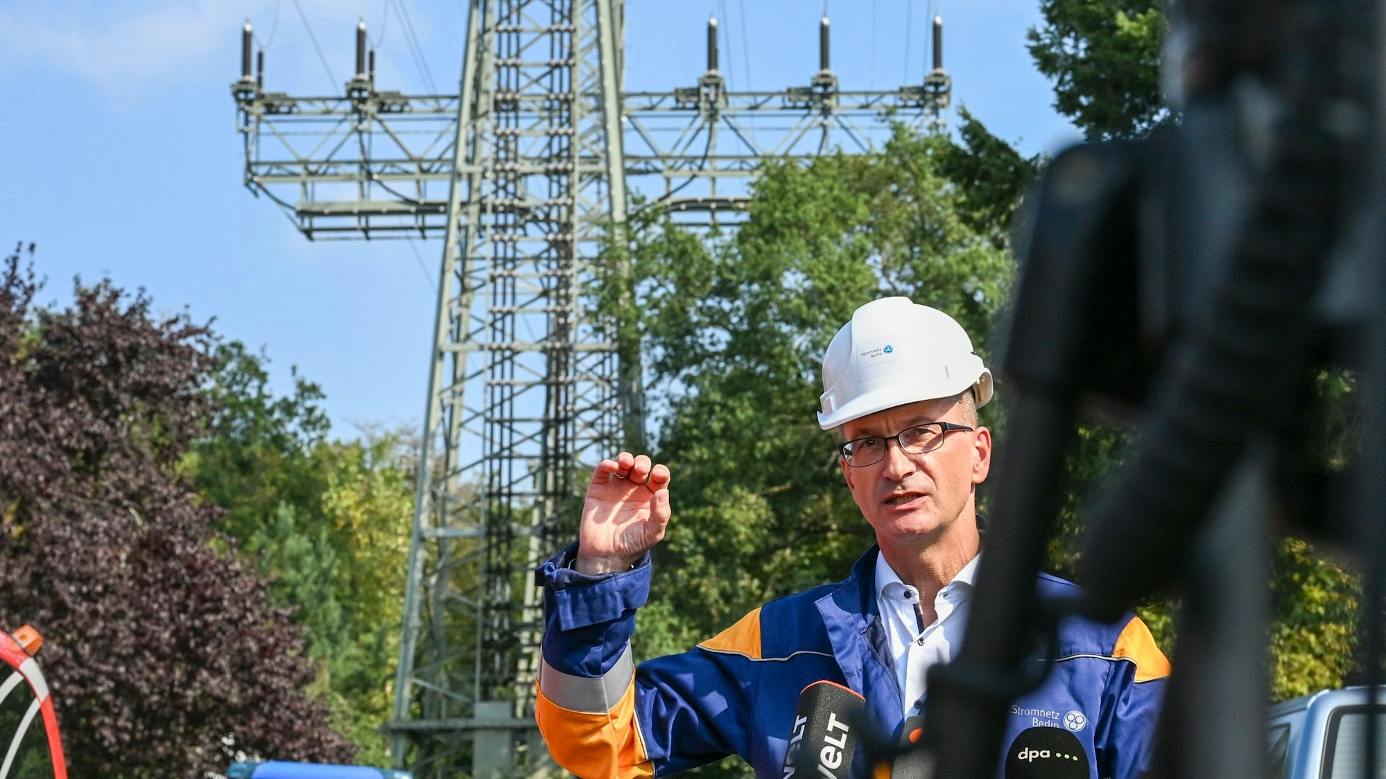 Geschäftsführer der Stromnetz Berlin GmbH, informiert vor dem beschädigten Strommast im Königsheideweg zur Presse.