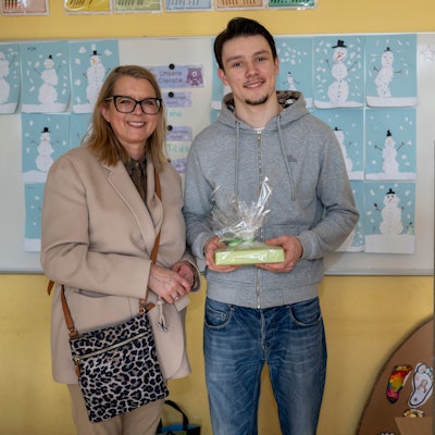 Jüngster Wahlhelfer: Bei der Bundestagswahl am 23. Februar überreicht Stadtdirektorin Andrea Blome dem 18-jährigen Vincent Gindele ein Geschenk der Stadt.