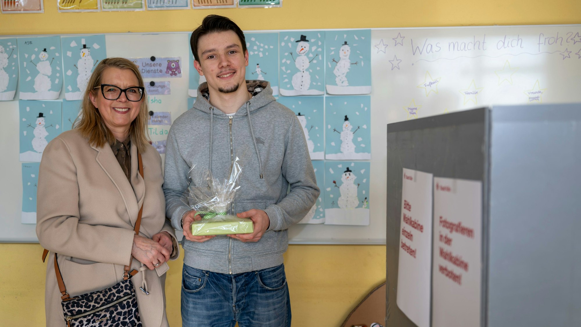 Jüngster Wahlhelfer: Bei der Bundestagswahl am 23. Februar überreicht Stadtdirektorin Andrea Blome dem 18-jährigen Vincent Gindele ein Geschenk der Stadt.