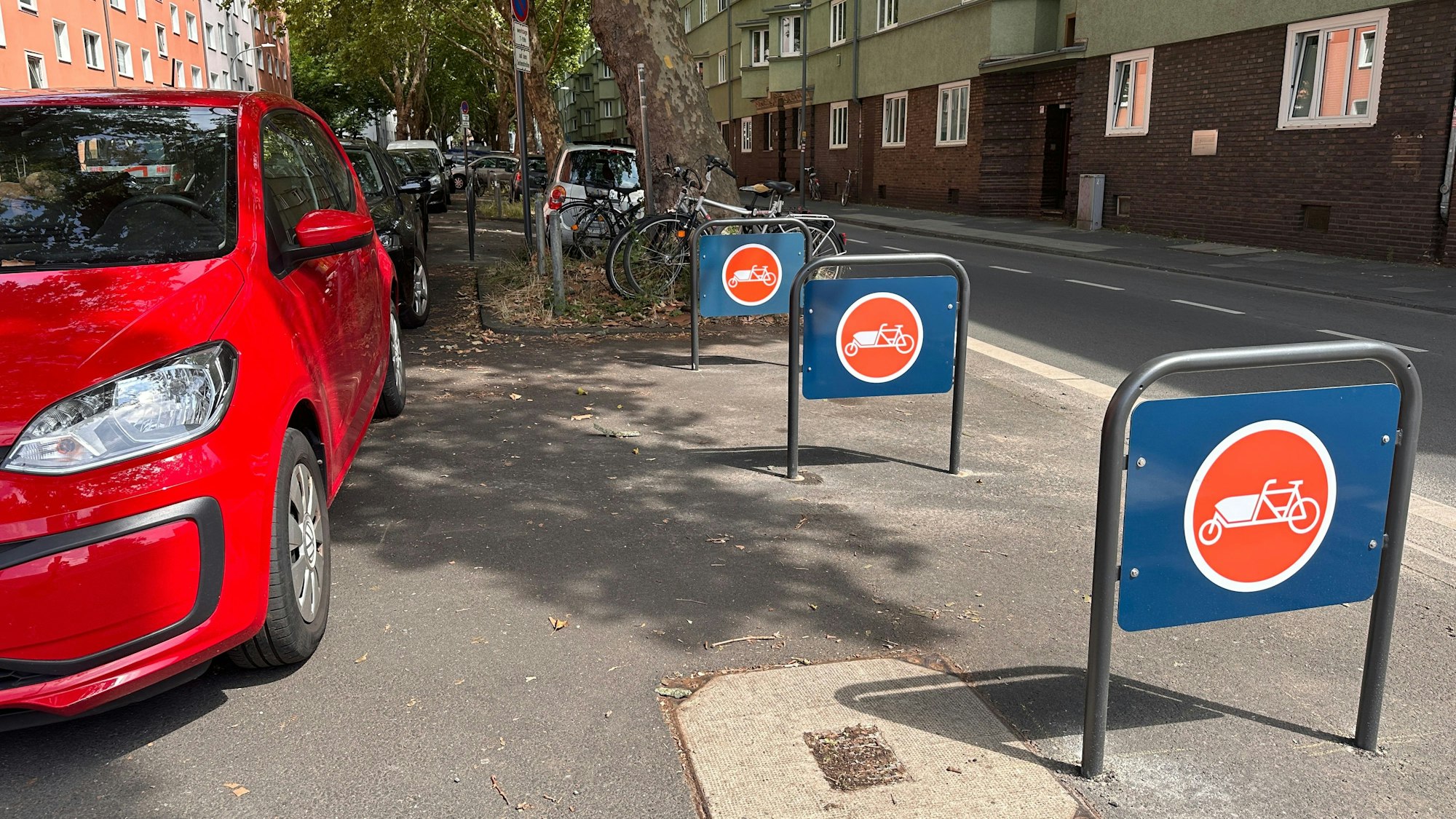 Ein oft ungenutzter Parkplatz für Lastenräder in Köln.