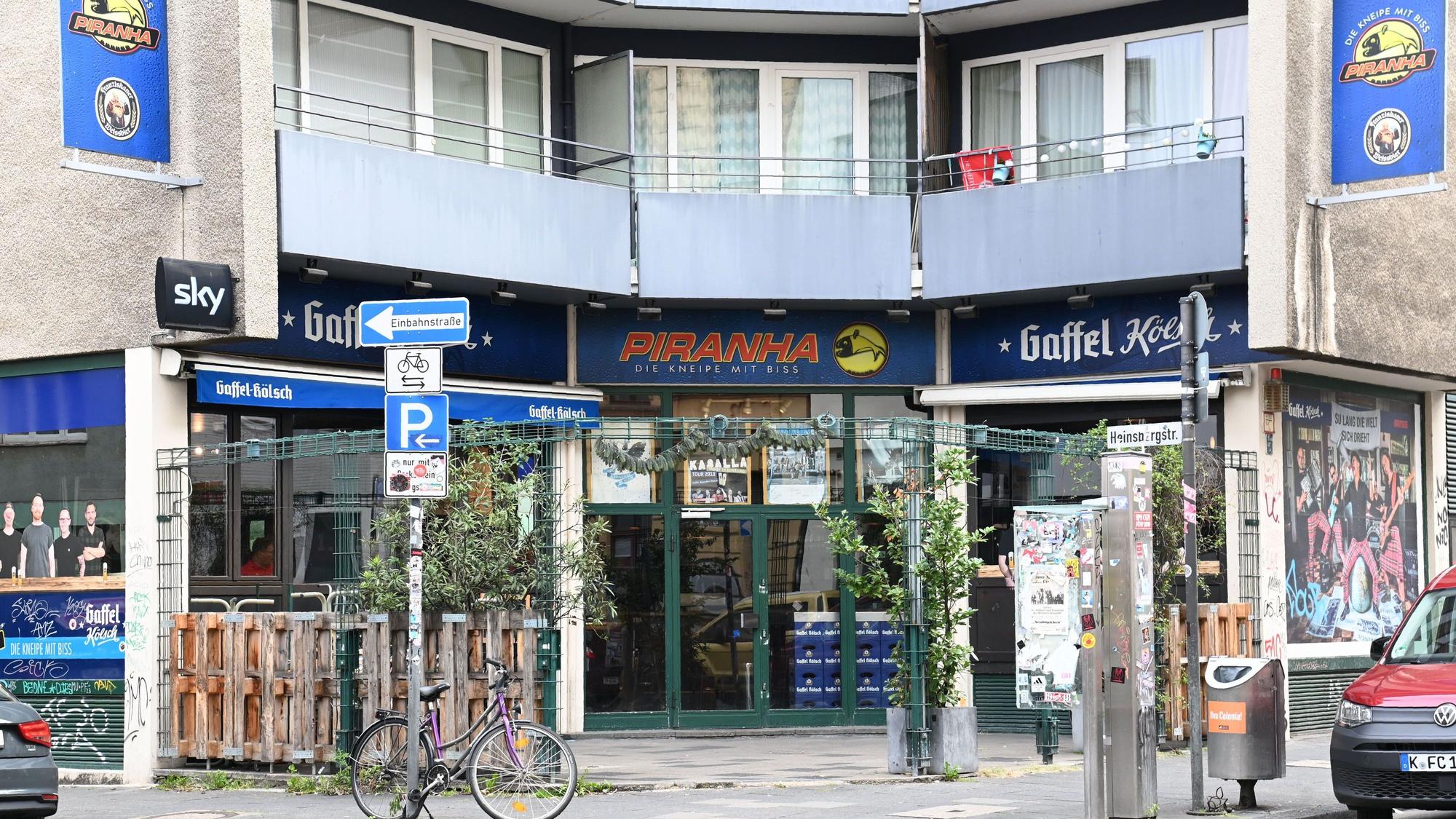 03.09.2025 Köln. Die Piranha Bar in der Kyffhäuser Straße wird 50 Jahre alt. Gespräch mit Betreiber Lutz Nagrotzki über die Geschichte, Karneval usw usf und die Zukunft des Piranha 11. September wird gefeiert mit Kemepes Finest Konzert. Foto: Alexander Schwaiger