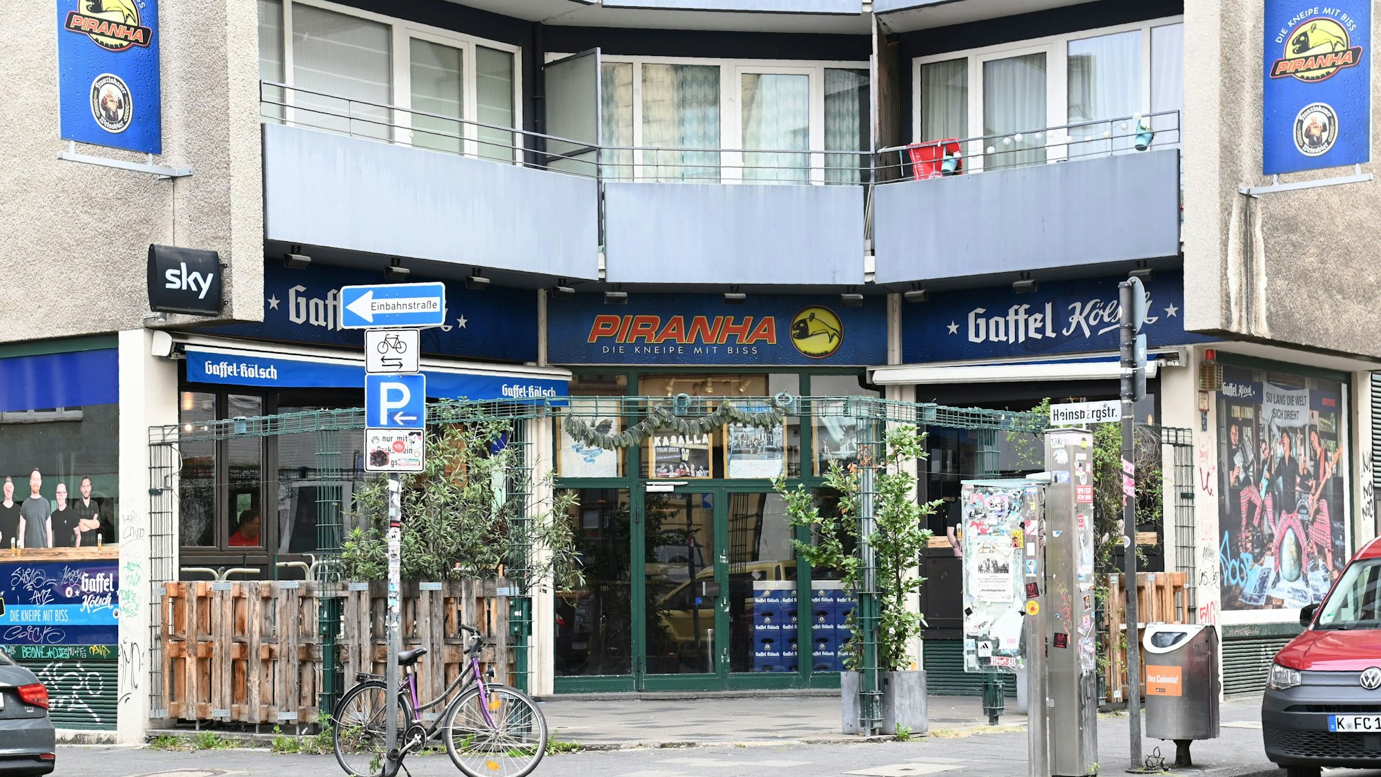 03.09.2025 Köln. Die Piranha Bar in der Kyffhäuser Straße wird 50 Jahre alt. Gespräch mit Betreiber Lutz Nagrotzki über die Geschichte, Karneval usw usf und die Zukunft des Piranha 11. September wird gefeiert mit Kemepes Finest Konzert. Foto: Alexander Schwaiger