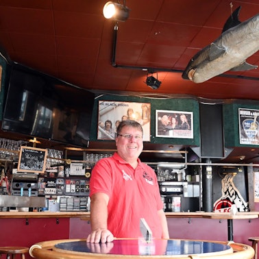 03.09.2025 Köln. Die Piranha Bar in der Kyffhäuser Straße wird 50 Jahre alt. Gespräch mit Betreiber Lutz Nagrotzki über die Geschichte, Karneval usw usf und die Zukunft des Piranha 11. September wird gefeiert mit Kemepes Finest Konzert. Foto: Alexander Schwaiger