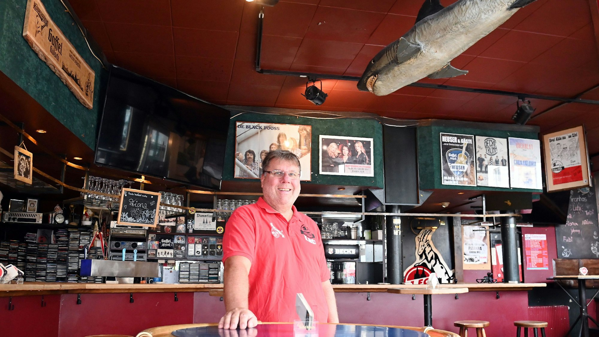 03.09.2025 Köln. Die Piranha Bar in der Kyffhäuser Straße wird 50 Jahre alt. Gespräch mit Betreiber Lutz Nagrotzki über die Geschichte, Karneval usw usf und die Zukunft des Piranha 11. September wird gefeiert mit Kemepes Finest Konzert. Foto: Alexander Schwaiger
