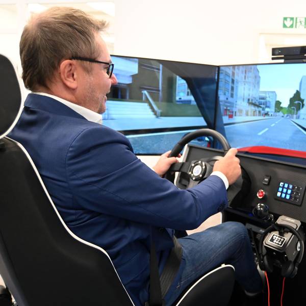 08.09.2025 Köln. Bezahlbarer Führerschein. Die 123 Fahrschule zeigt die Fahrsimulatoren. Eine Fahrschülerin übt an einem Fahrsimulator. Foto: Alexander Schwaiger