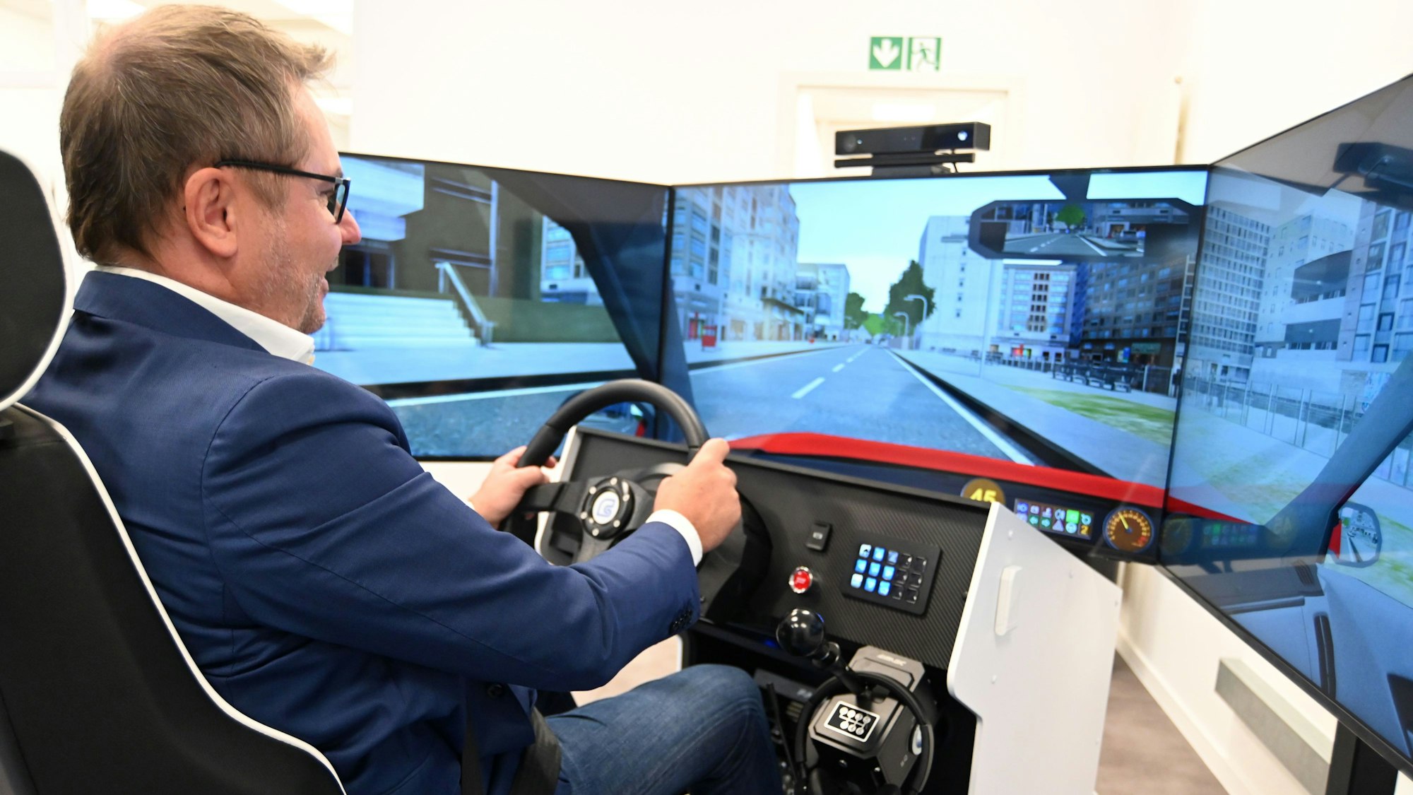 08.09.2025 Köln. Bezahlbarer Führerschein. Die 123 Fahrschule zeigt die Fahrsimulatoren. Eine Fahrschülerin übt an einem Fahrsimulator. Foto: Alexander Schwaiger