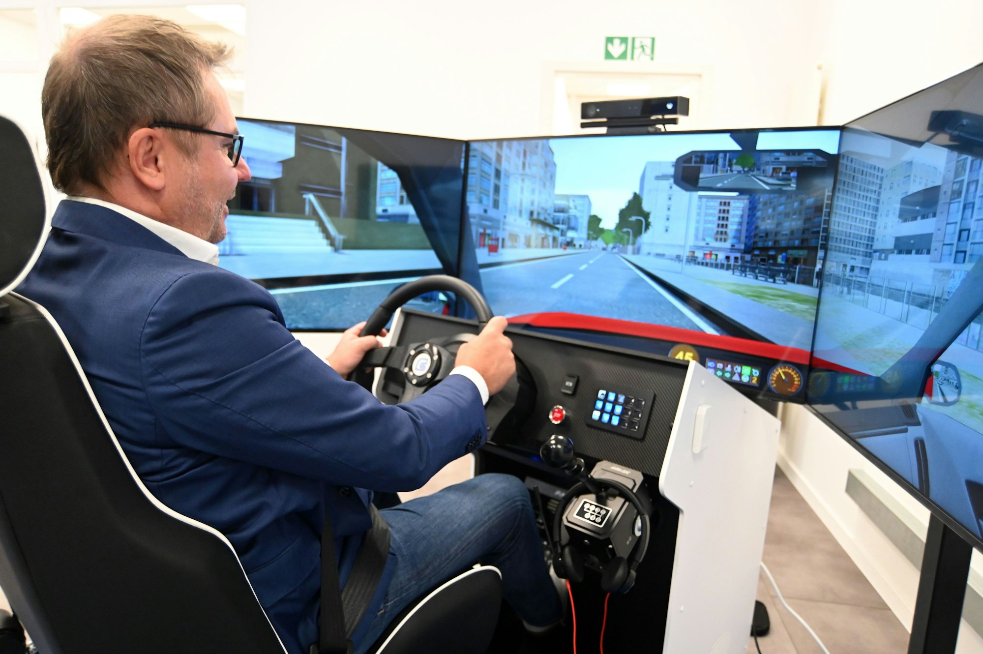 Ein Fahrschüler übt an einem Fahrsimulator. (Symbolfoto)