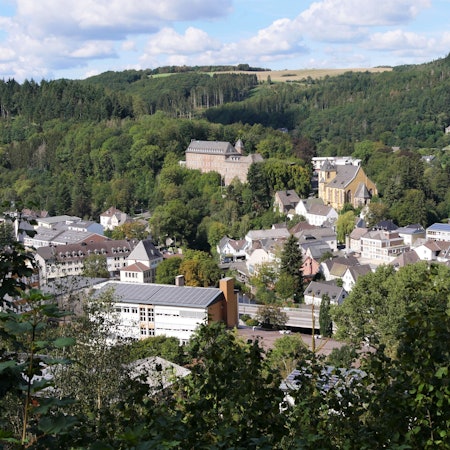 Blick auf Schleiden mit Schloss und Schlosskirche.