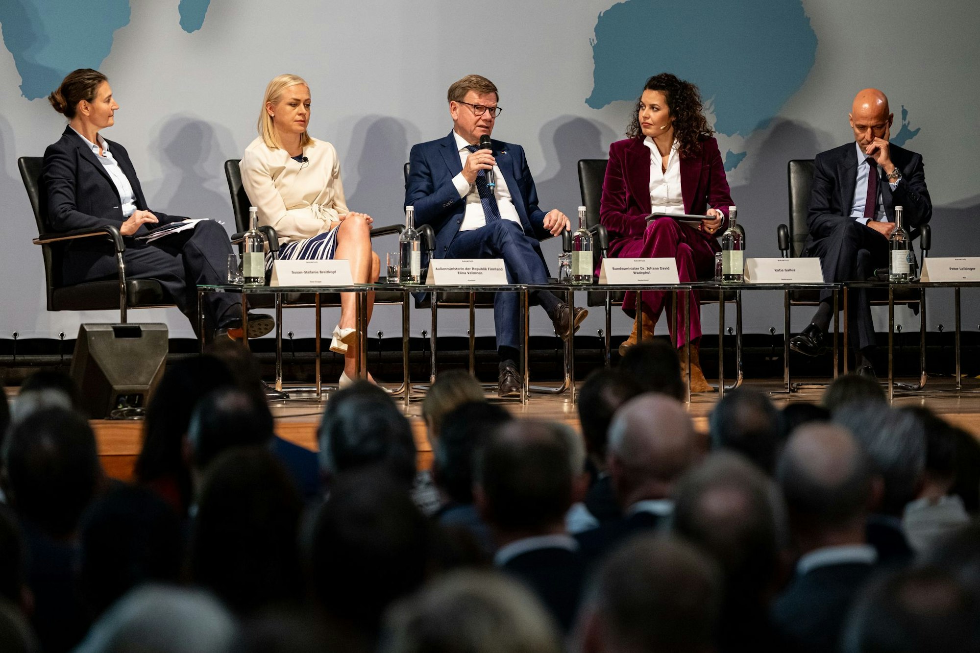Beim Wirtschaftstag der Botschafterkonferenz im Auswärtigen Amt diskutiert auch BDI-Präsidenten Peter Leibinger (rechts) mit den Diplomatinnen und Diplomaten.
