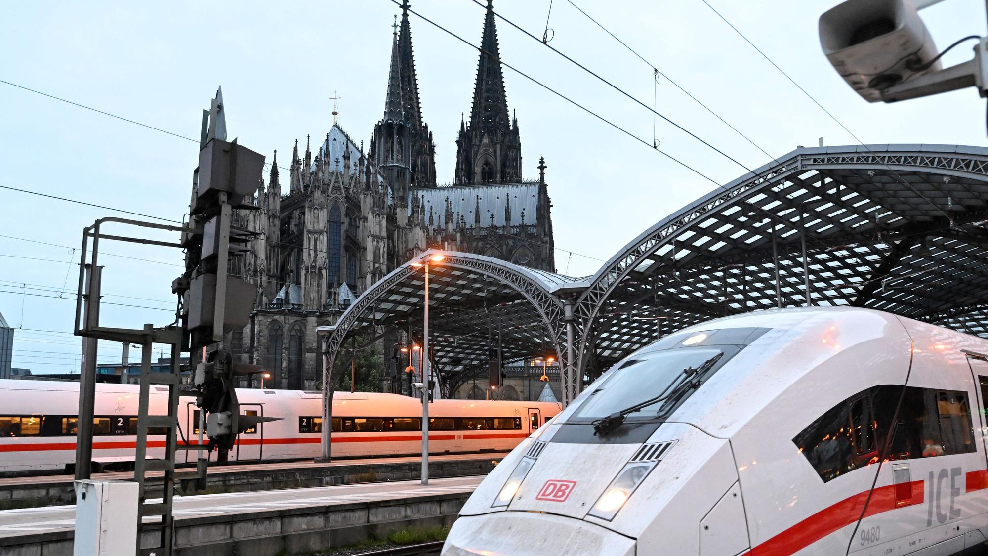 31.07.2025, Nordrhein-Westfalen, Köln: Ein ICE-Zug der Deutschen Bahn verlässt den Kölner Hauptbahnhof. Die Bahn stellt heute auf einer Pressekonferenz ihre Halbjahres-Bilanz vor. Foto: Roberto Pfeil/dpa +++ dpa-Bildfunk +++