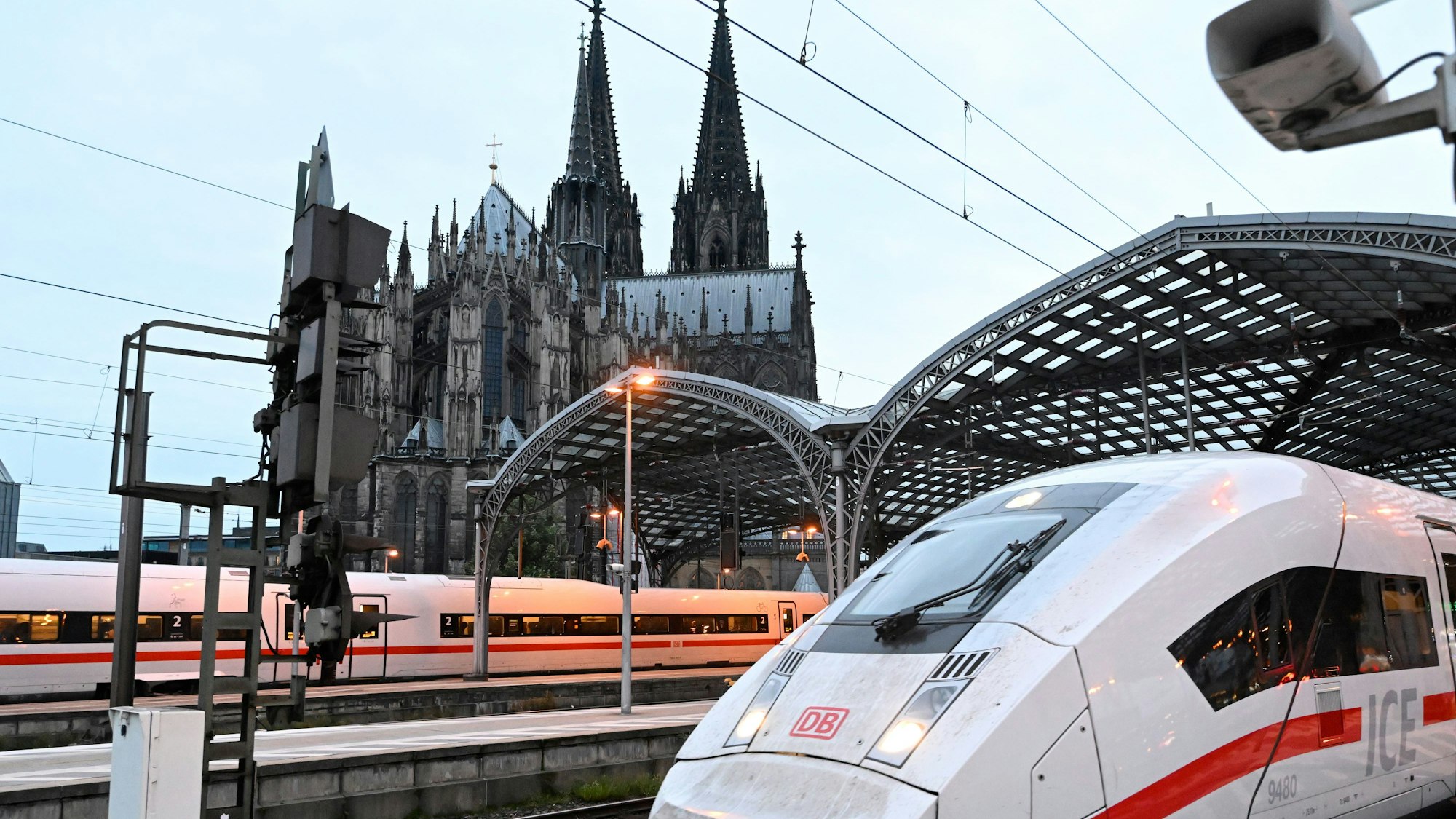 31.07.2025, Nordrhein-Westfalen, Köln: Ein ICE-Zug der Deutschen Bahn verlässt den Kölner Hauptbahnhof. Die Bahn stellt heute auf einer Pressekonferenz ihre Halbjahres-Bilanz vor. Foto: Roberto Pfeil/dpa +++ dpa-Bildfunk +++