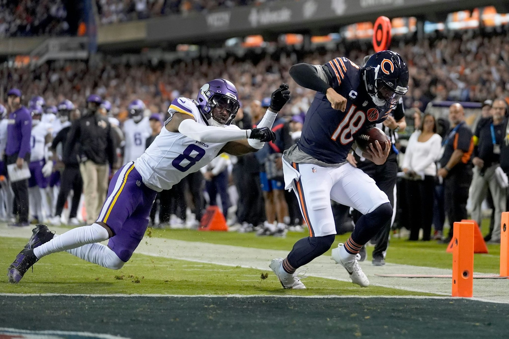 Für Caleb Williams (r) und die Bears lief es lange gut - bis ihnen die Partie aus den Fingern glitt.