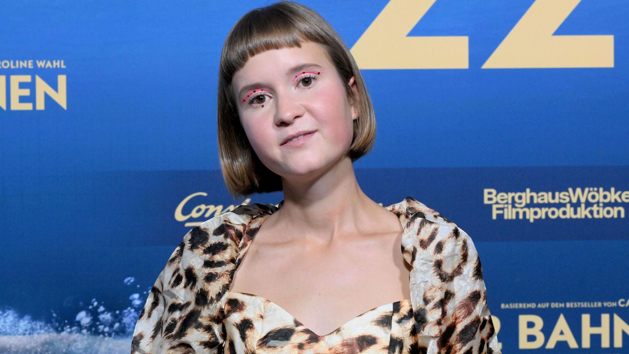 Die Autorin Caroline Wahl bei der Weltpremiere des Films „22 Bahnen“