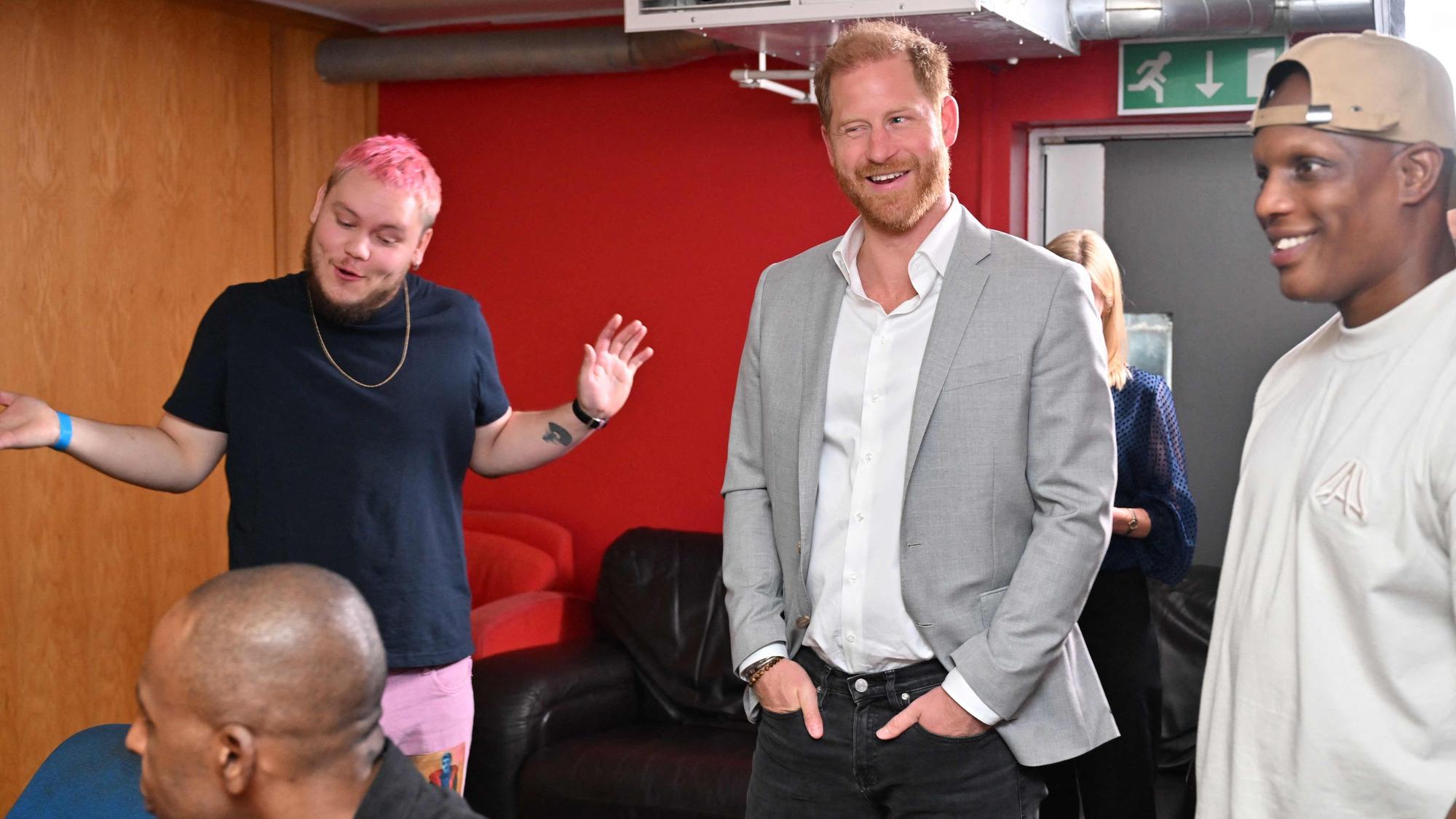 Prinz Harry plaudert mit jungen Leuten.