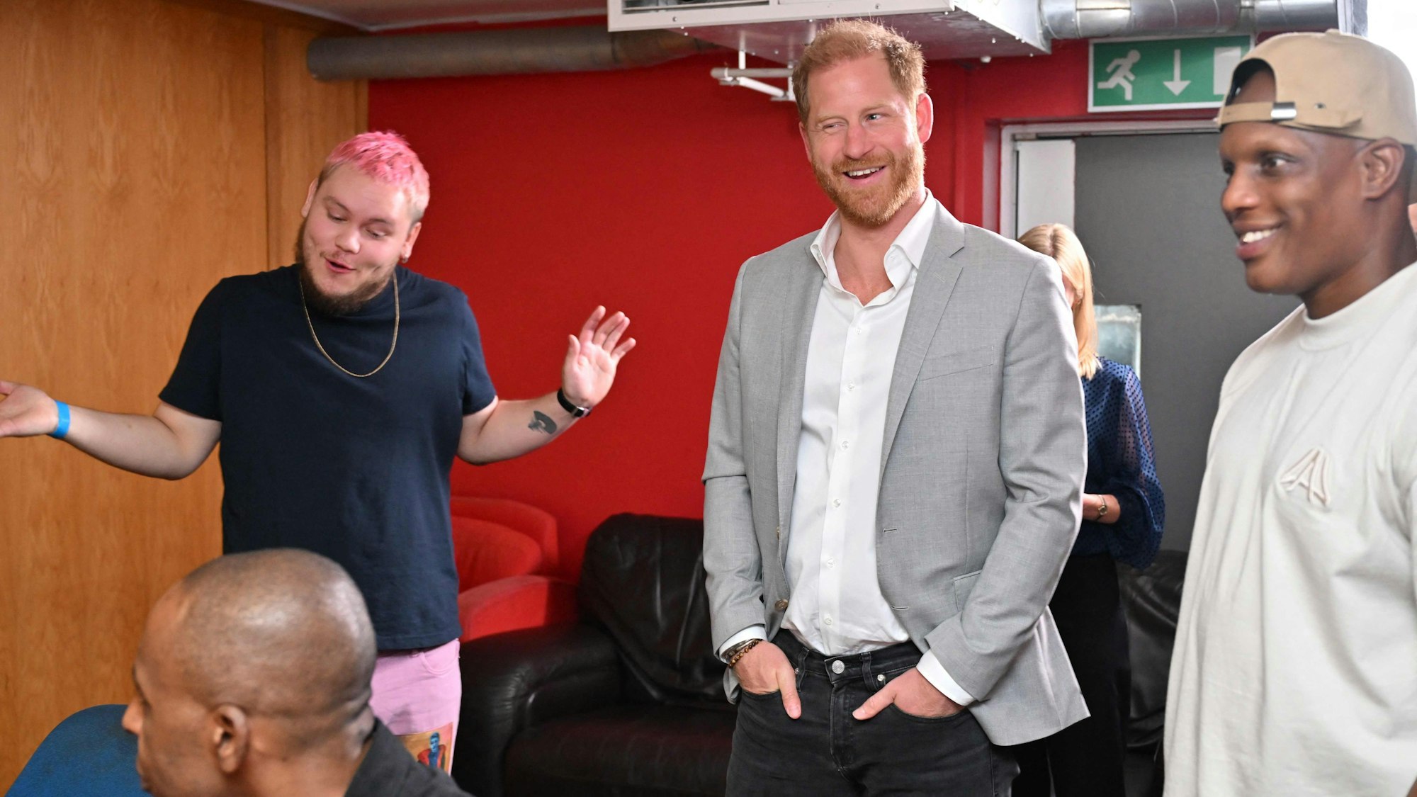 Prinz Harry plaudert mit jungen Leuten.