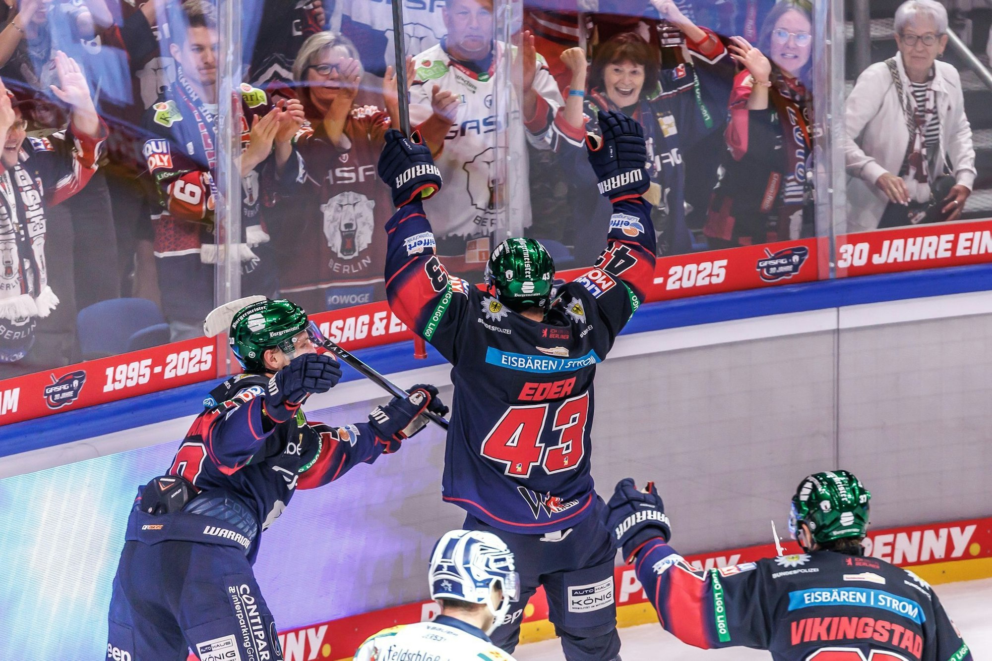Andreas Eder jubelt über seinen Premieren-Treffer für die Eisbären Berlin.