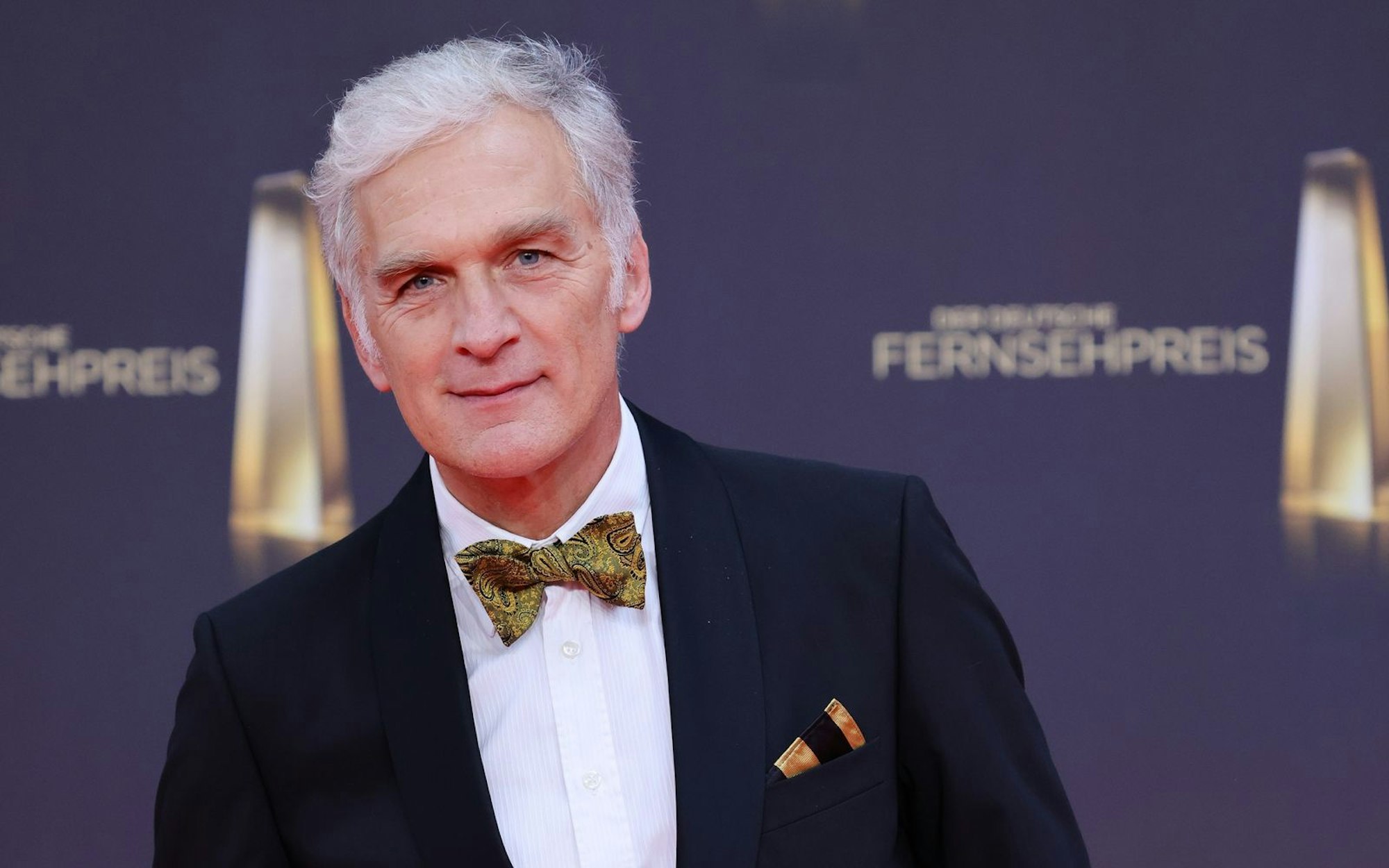 Auf dem Laufenden bleiben, Dinge kritisch hinterfragen, all das ist Walter Sittler wichtig: „Auf keinen Fall will ich ein alter weißer Mann werden, jemand der sagt: Früher war alles besser“, so der Schauspieler im Interview. (Bild: 2022 Getty Images/Andreas Rentz)