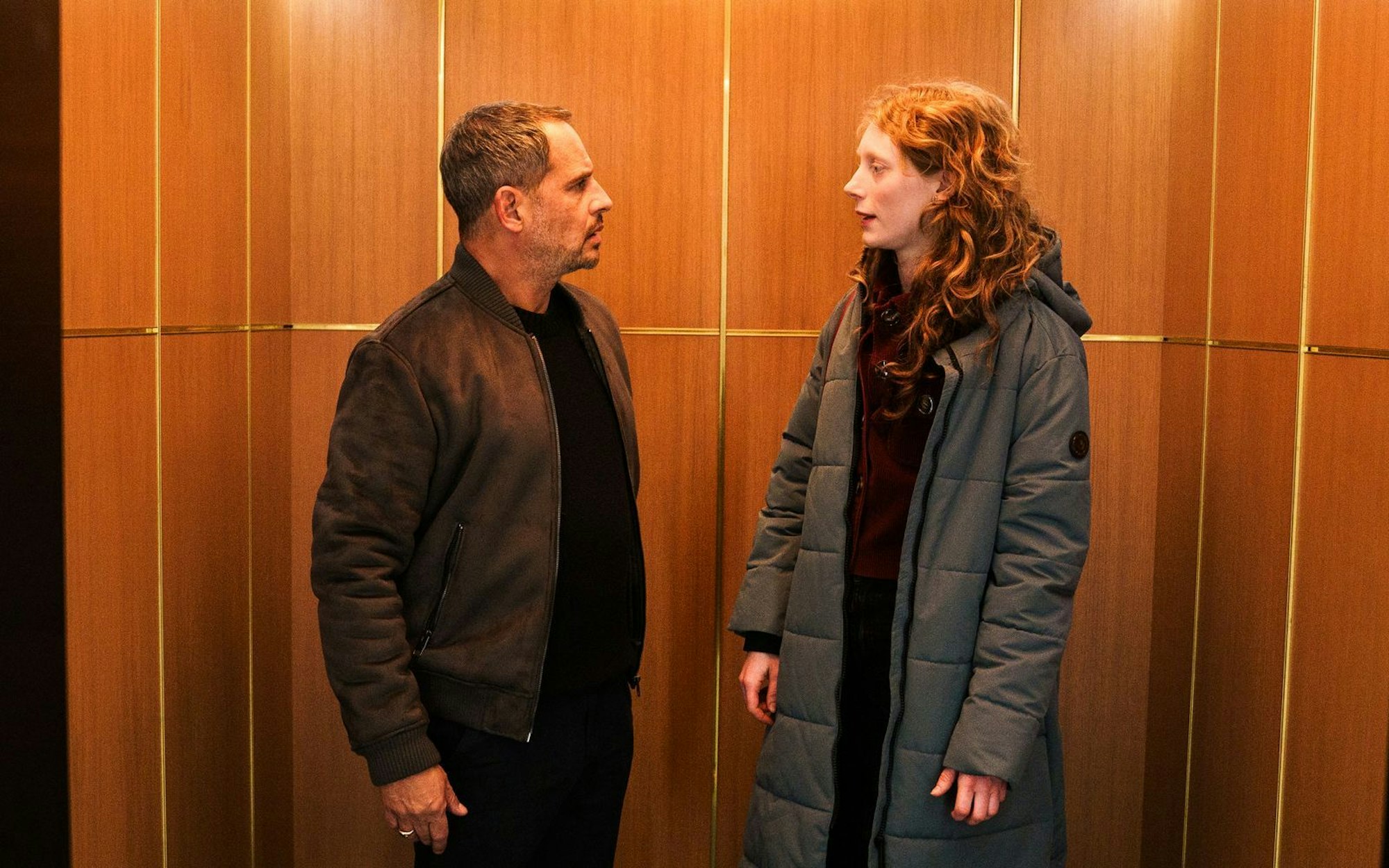 Sophie (Dana Herfurth) ergattert eher zufällig einen Job in der Schauspielagentur Stern. An die prominenten Klienten um Moritz Bleibtreu muss sie sich erst gewöhnen. (Bild: 2025 Walt Disney Company)