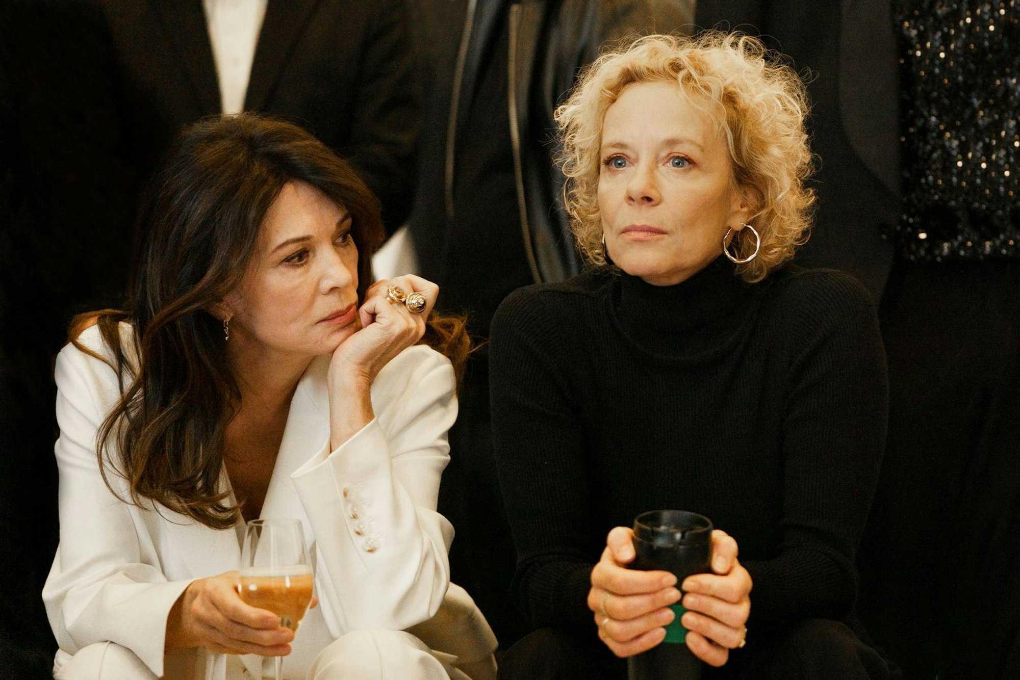 Iris Berben (links) und Katja Riemann sind nur zwei von vielen Schauspielstars die in „Call My Agent Berlin“ sich selbst verkörpern. (Bild: 2025 Walt Disney Company)