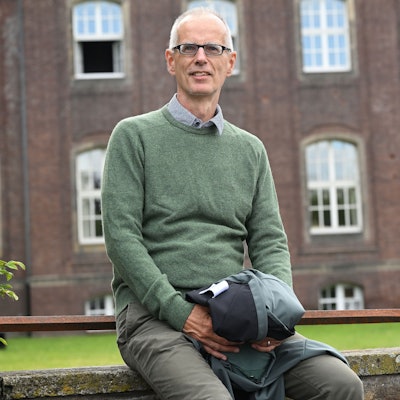 Vor dem Zanders-Hauptgebäude sitzt Jörg Wagner (Grüne).