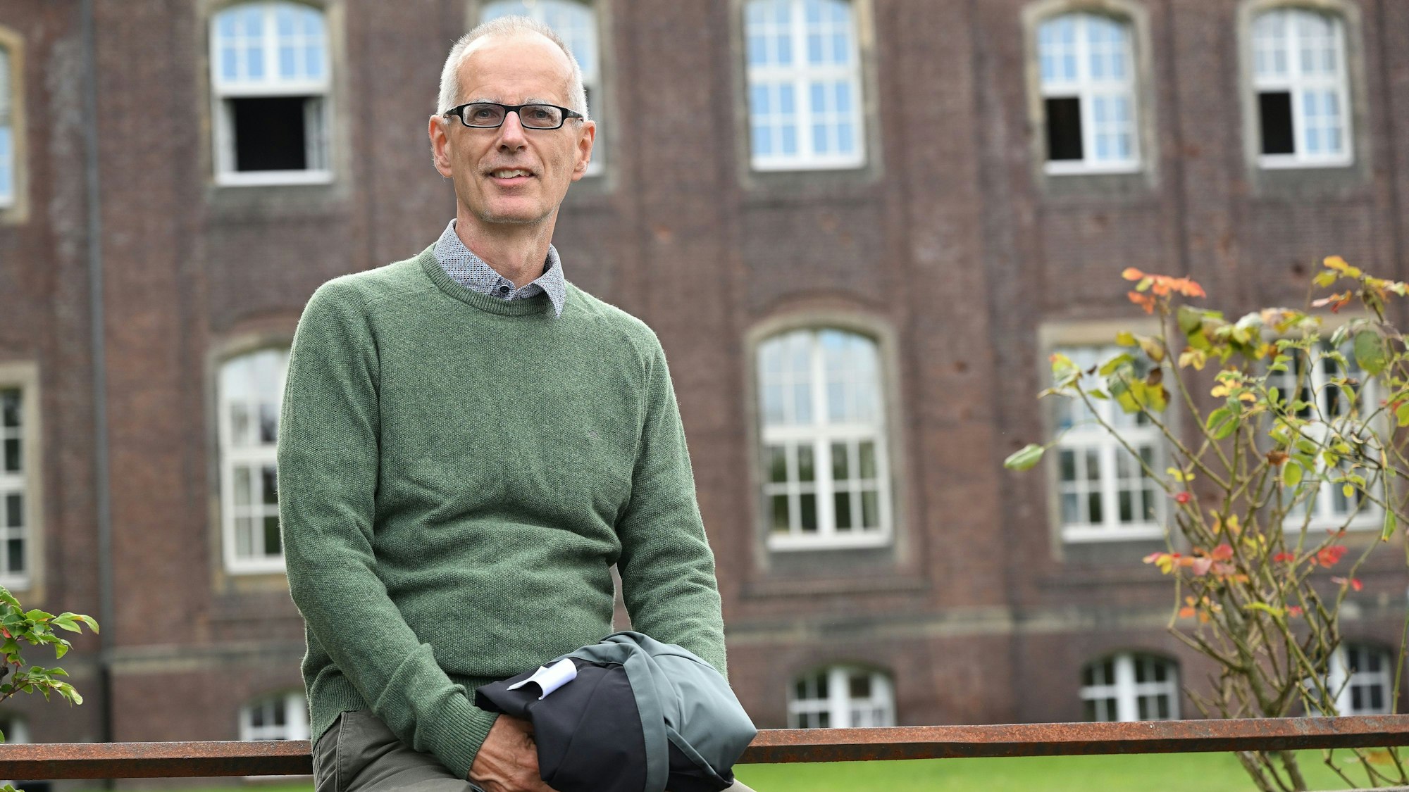 Vor dem Zanders-Hauptgebäude sitzt Jörg Wagner (Grüne).