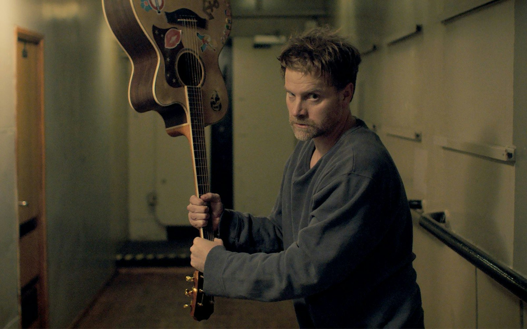 Olli (Janek Rieke) ist eigentlich ein entspannter Typ, aber manchmal muss der Protagonist in „Beule“ doch ein bisschen ausrasten und Sachen kaputt hauen. (Bild: Element E)