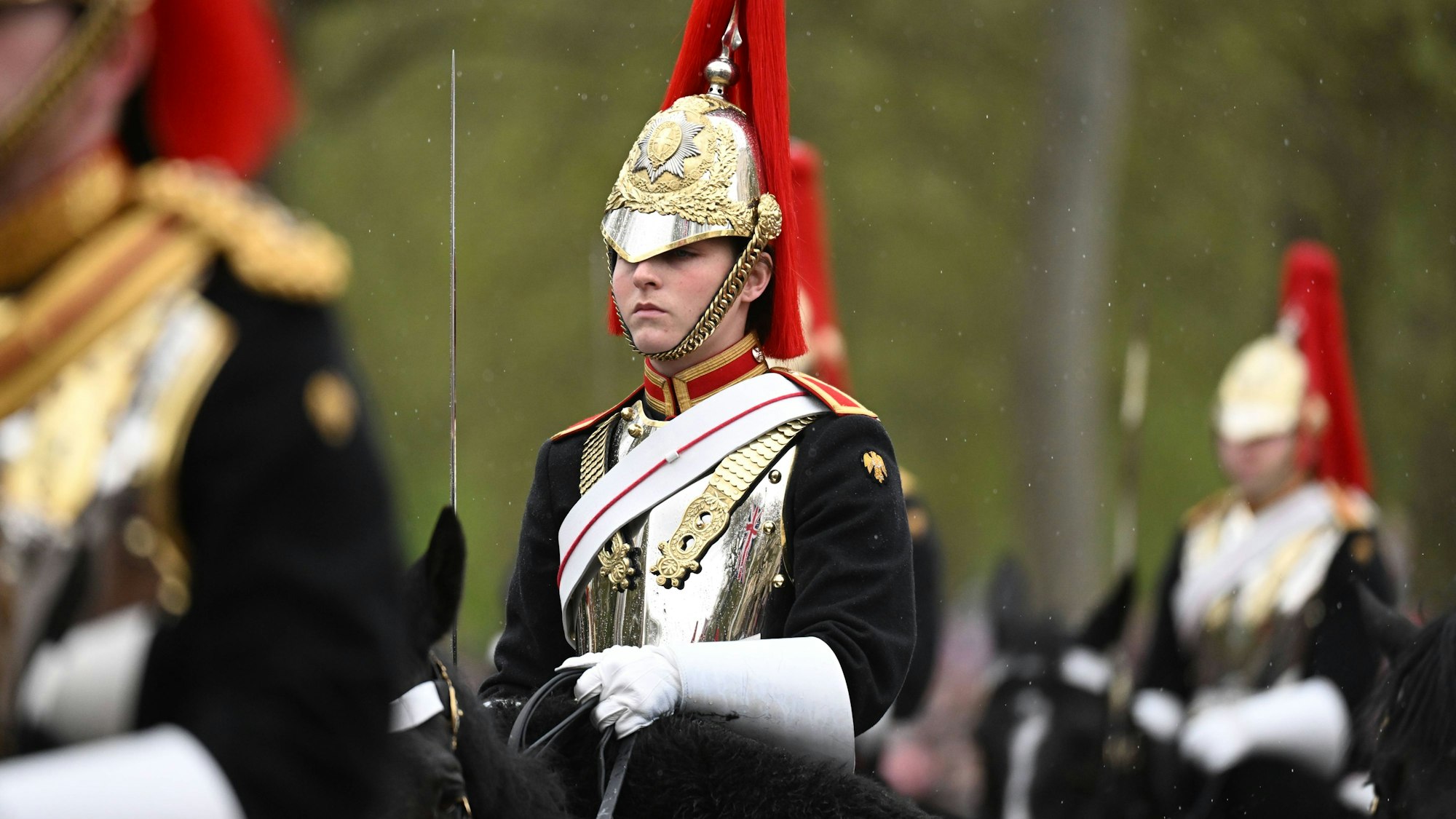 Reiter der Household Cavalry, darunter die Life Guards, beim Krönungszug von König Charles III. und Königin Camilla in London.