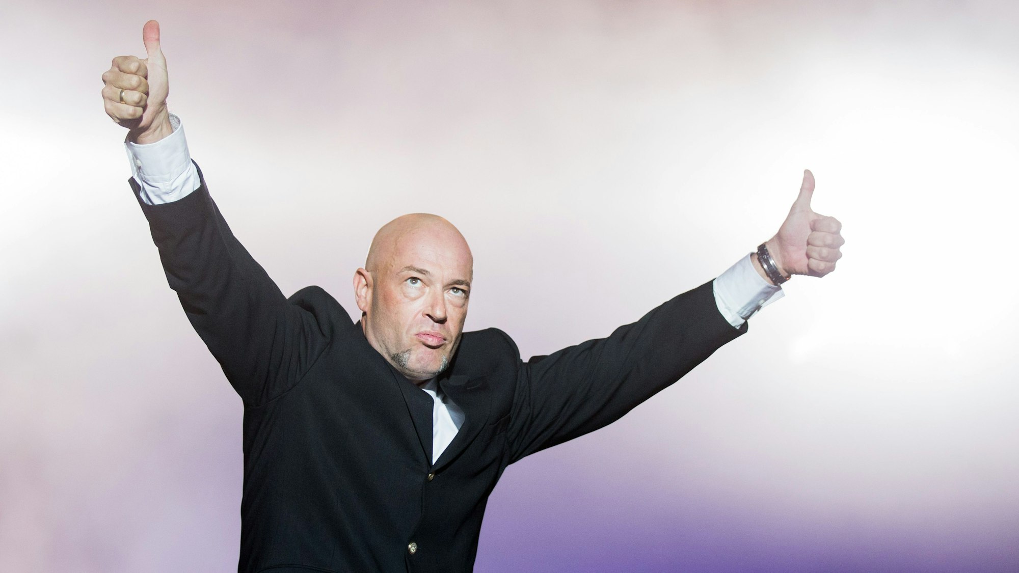 Der Graf, Sänger der Band Unheilig, tritt 2016 im RheinEnergieStadion in Köln auf.