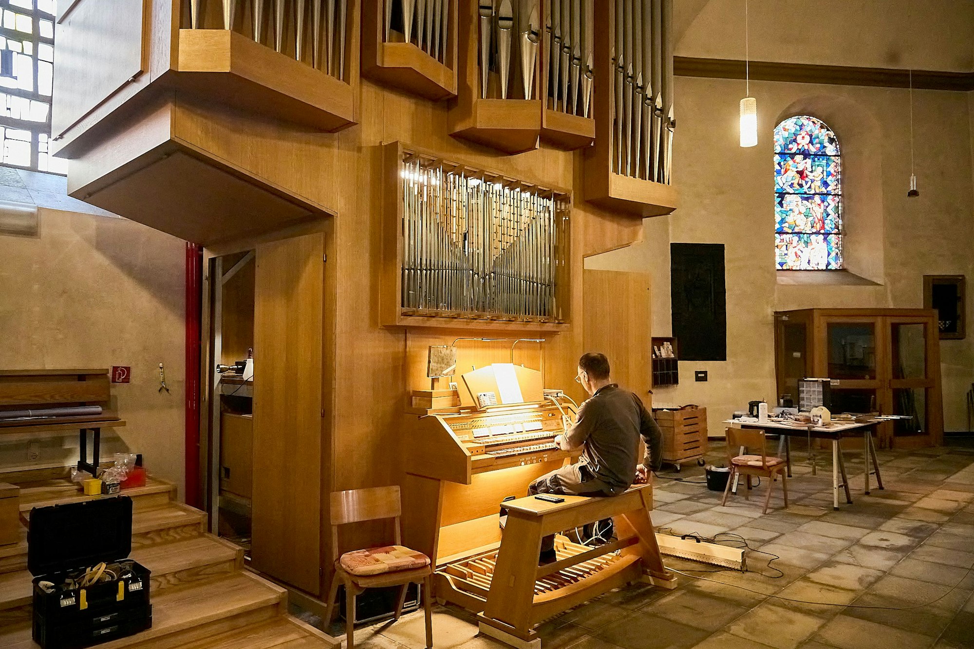Markus Moutschen sitzt an der neuen Orgel.